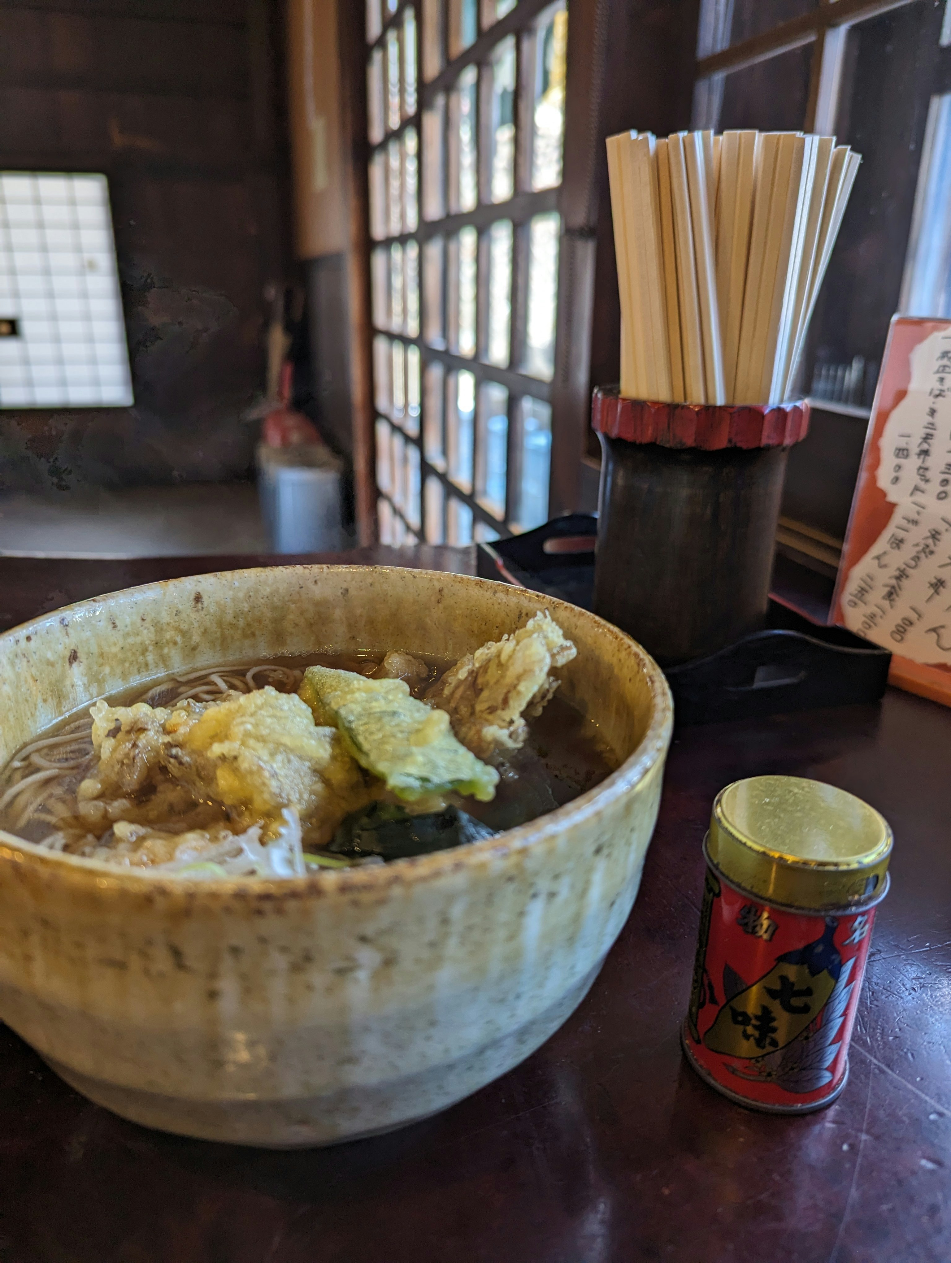 木曽の寒空の下で食べる温かい蕎麦の器と薬味