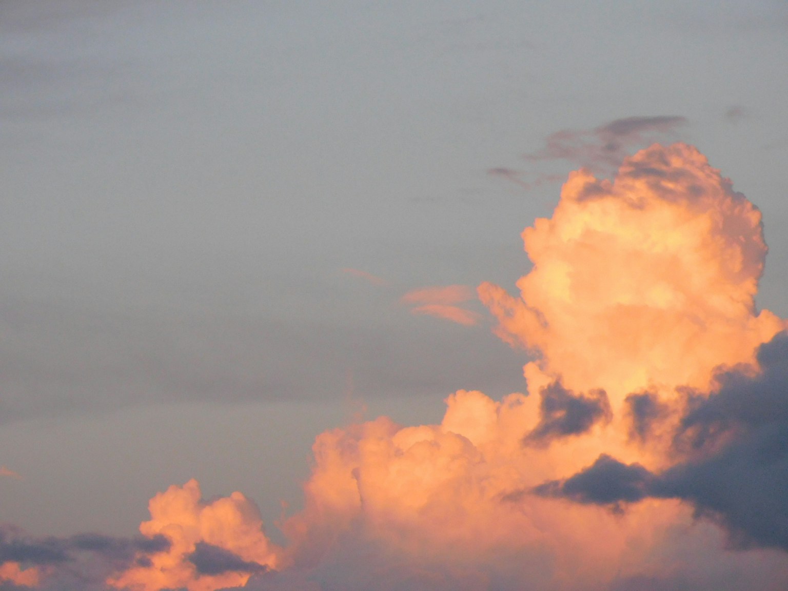 Nuvole bellissime illuminate dai colori del tramonto