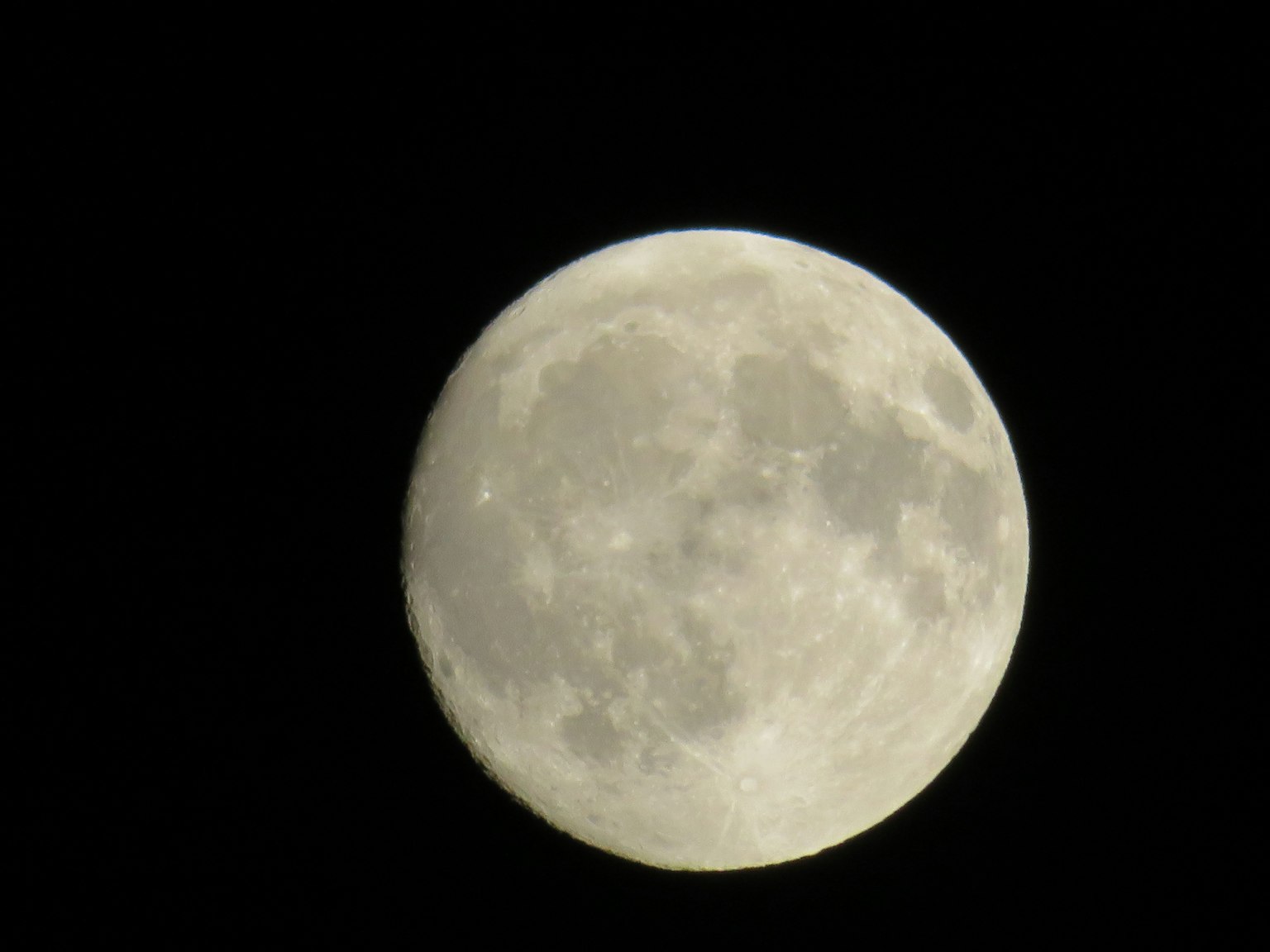 Imagen detallada de una luna llena brillante en el cielo nocturno