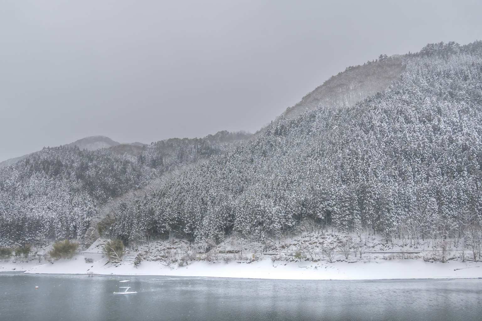 冬季景观，雪覆盖的山脉和宁静的湖泊