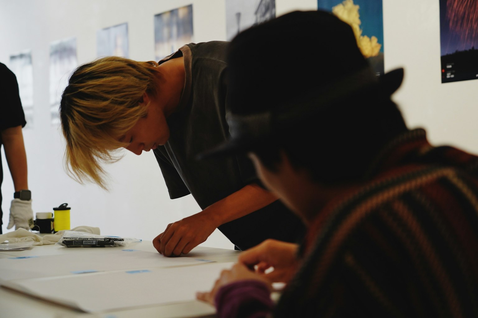 Deux artistes travaillant sur leurs projets dans une galerie d'art