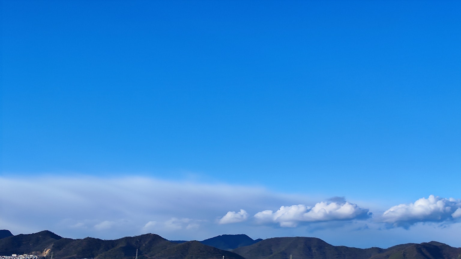 Pemandangan langit biru dan pegunungan