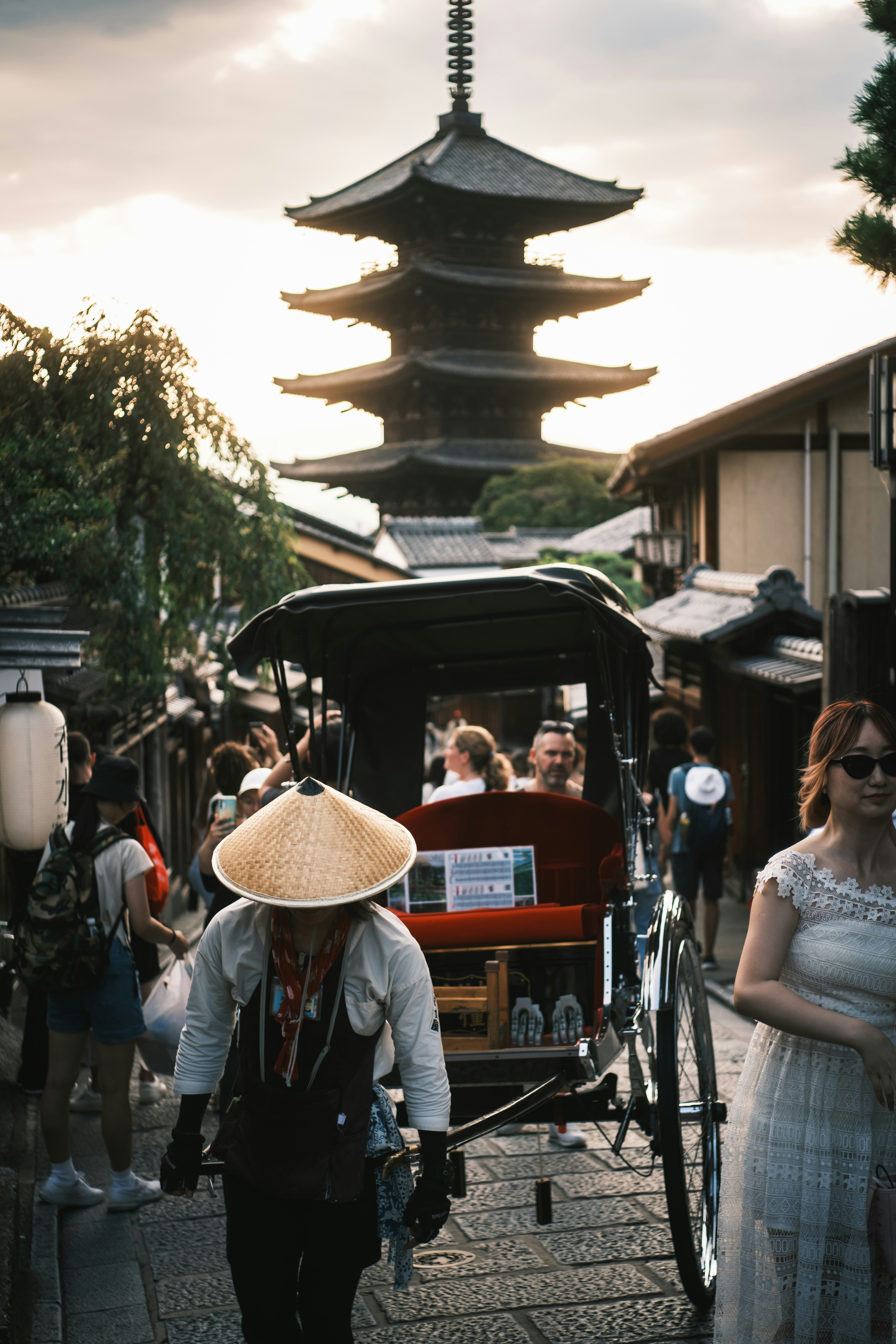 京都街景中人力车与宝塔