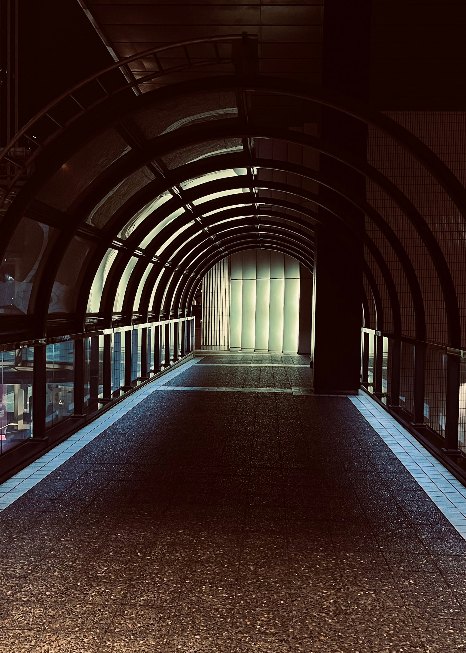 Corridoio scuro a forma di tunnel con luce brillante in fondo