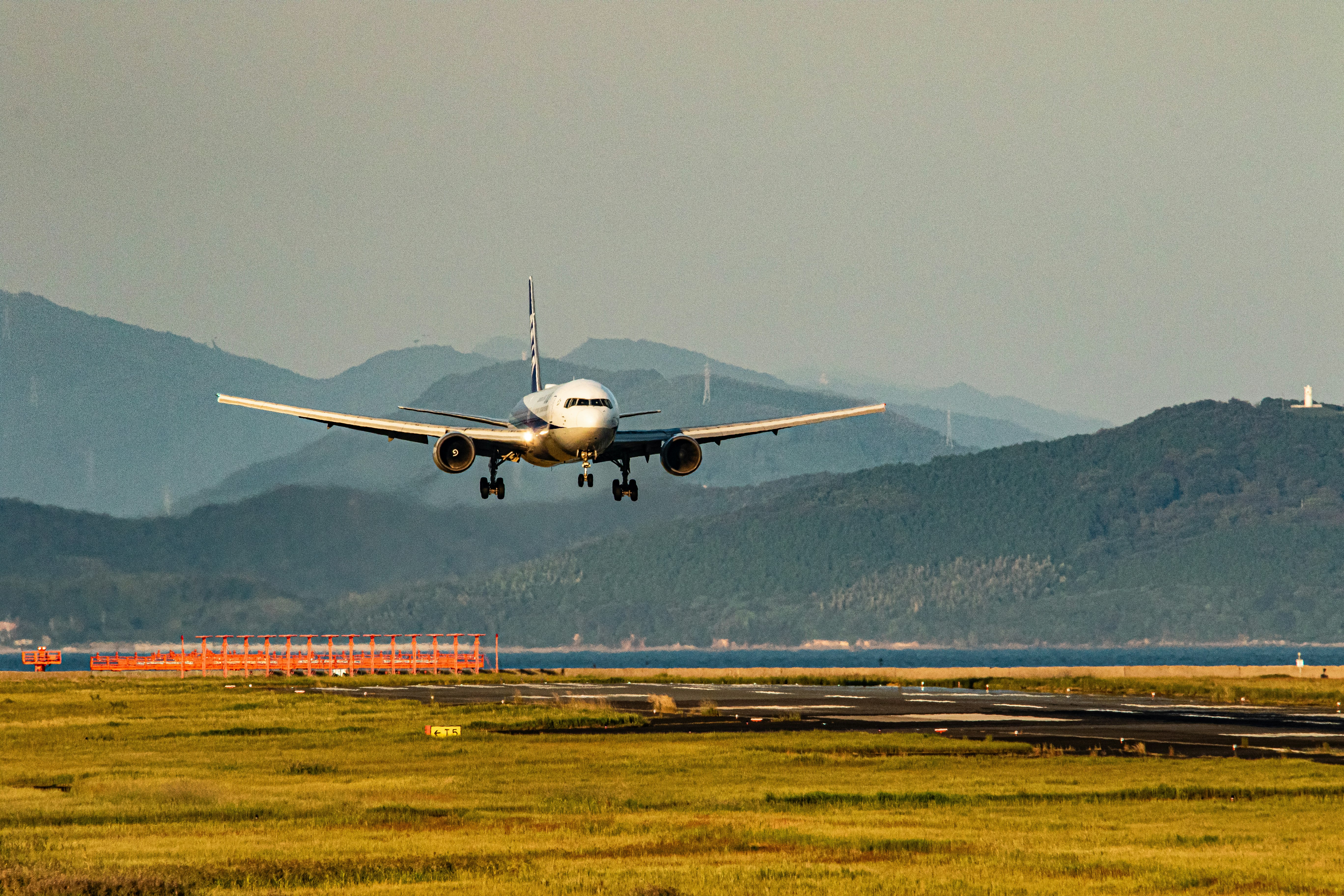Avion atterrissant avec des montagnes en arrière-plan