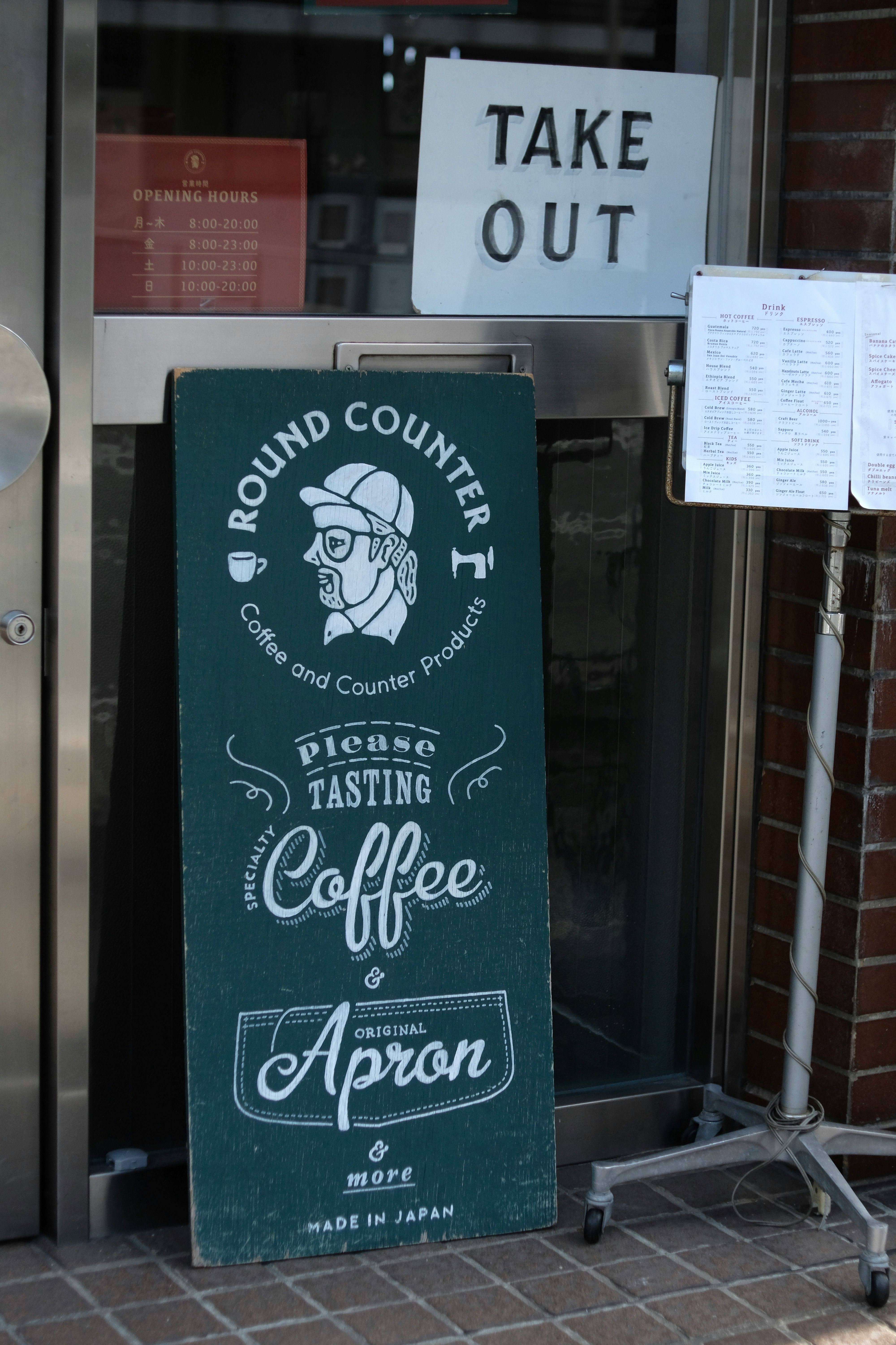 ラウンドカウンターの看板がある福岡カフェの店先