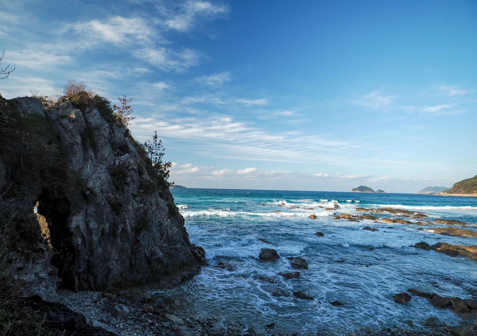 Panoramablick auf den blauen Ozean mit felsiger Küste und Wellen