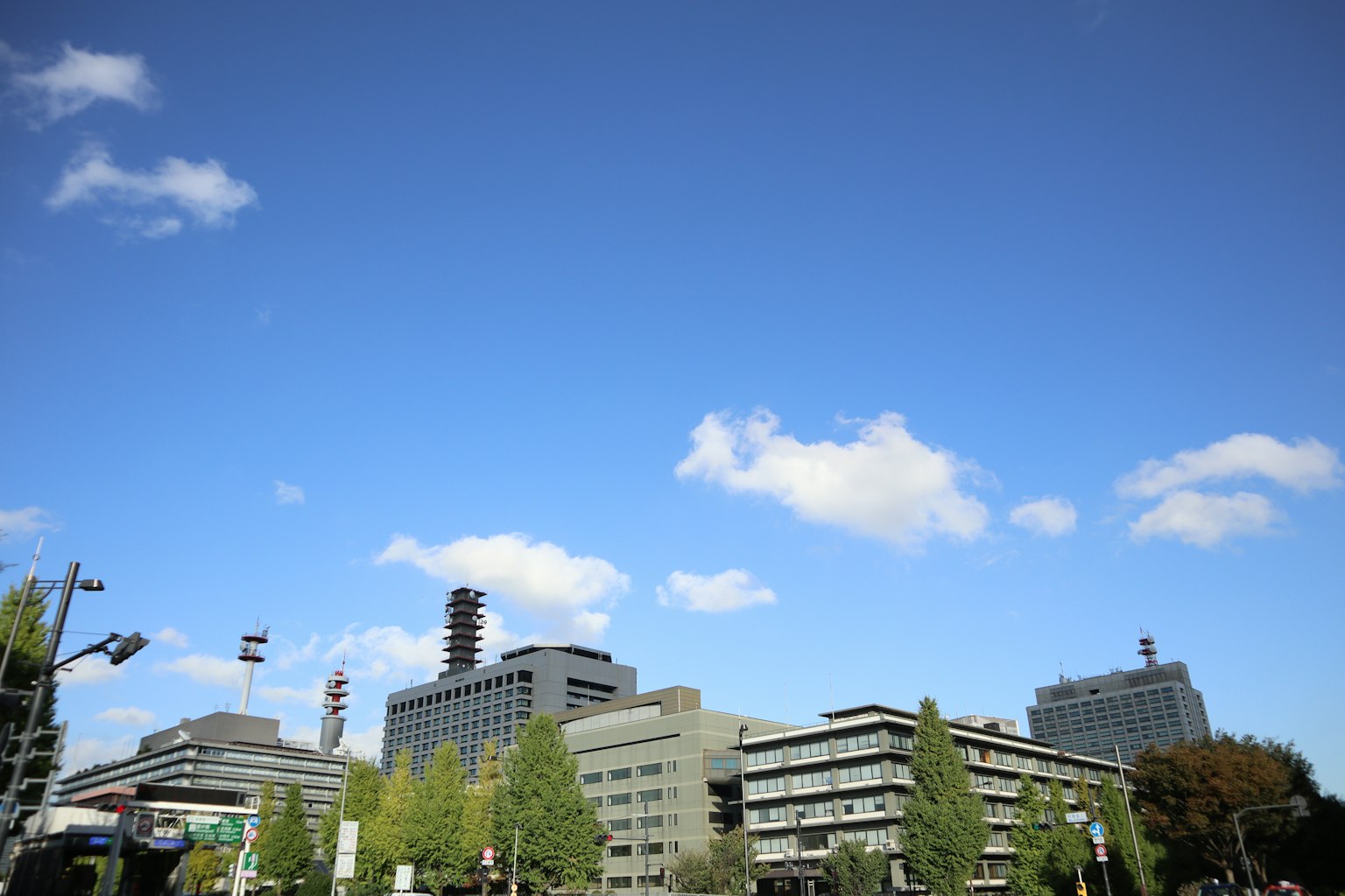 Stadtansicht mit klarem blauen Himmel und Gebäuden