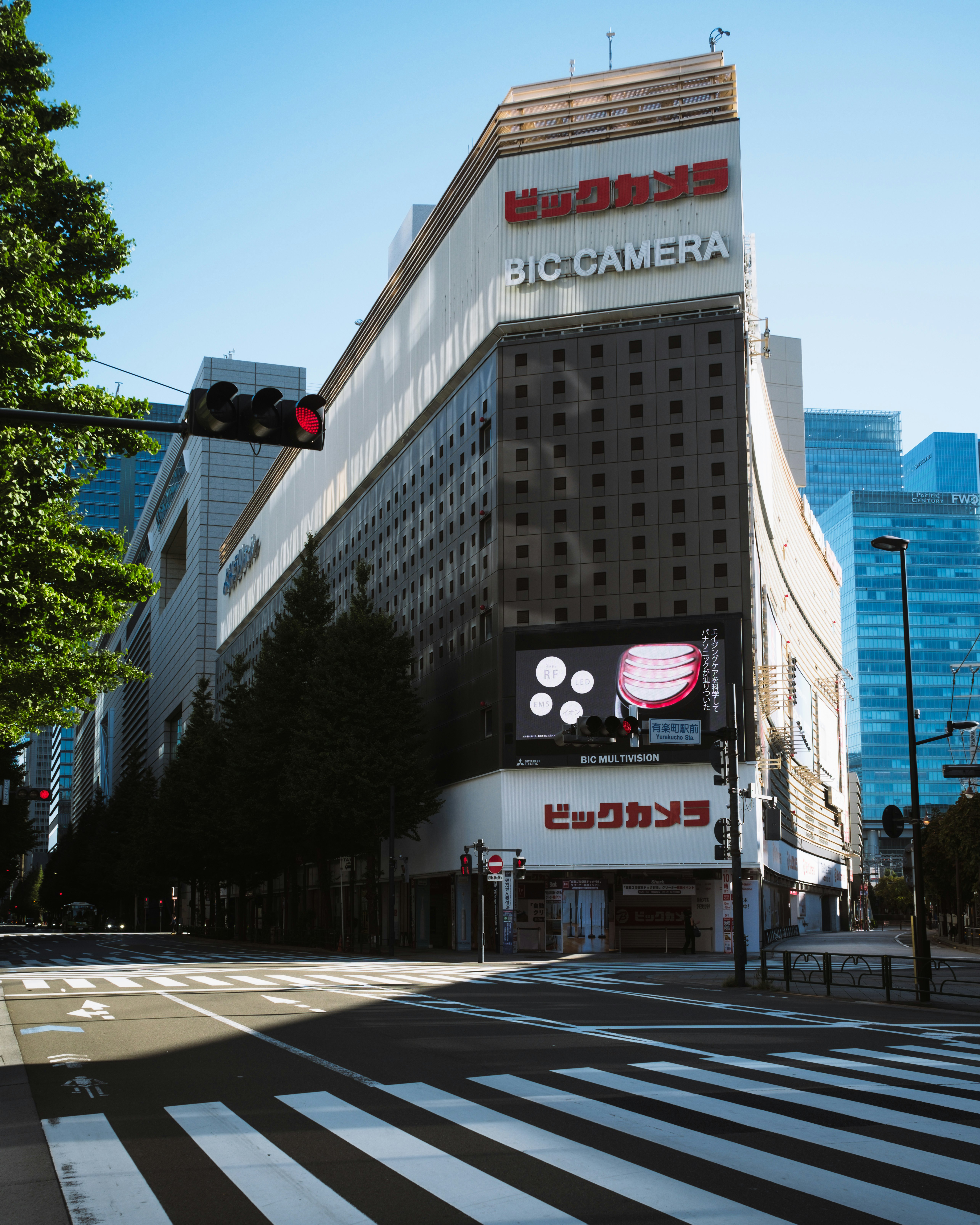 ビックカメラの看板がある都心の交差点の街並み