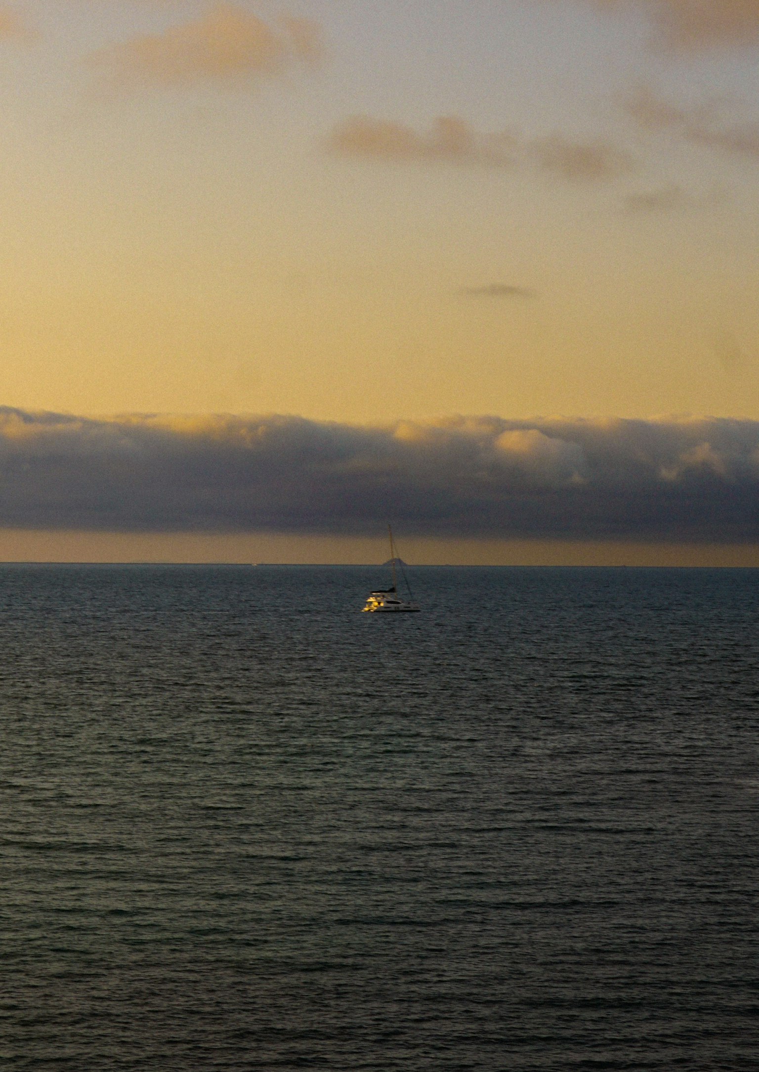 夕焼けの海に浮かぶ小さな船と穏やかな波