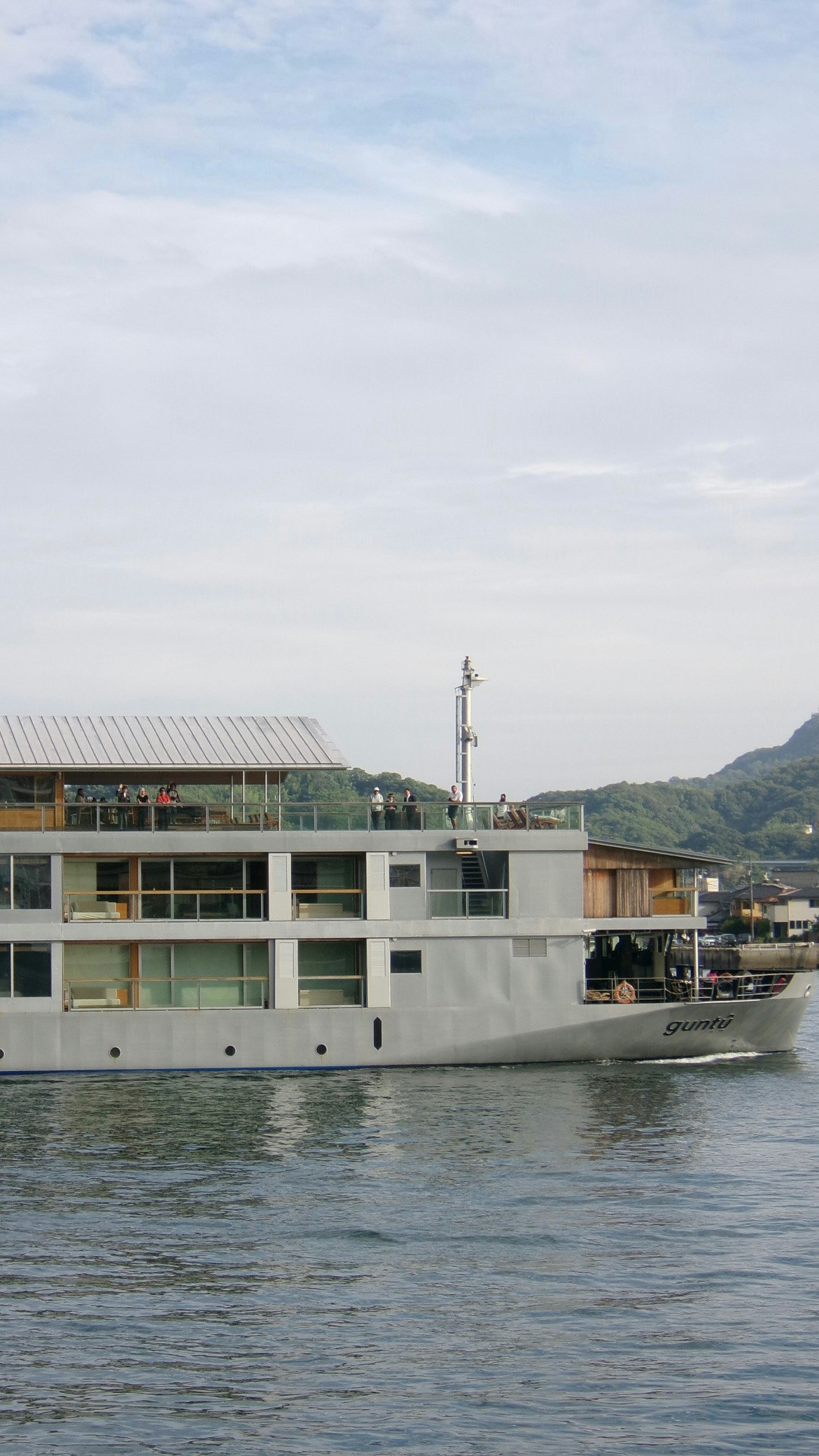 川を進む船と岸辺の建物
