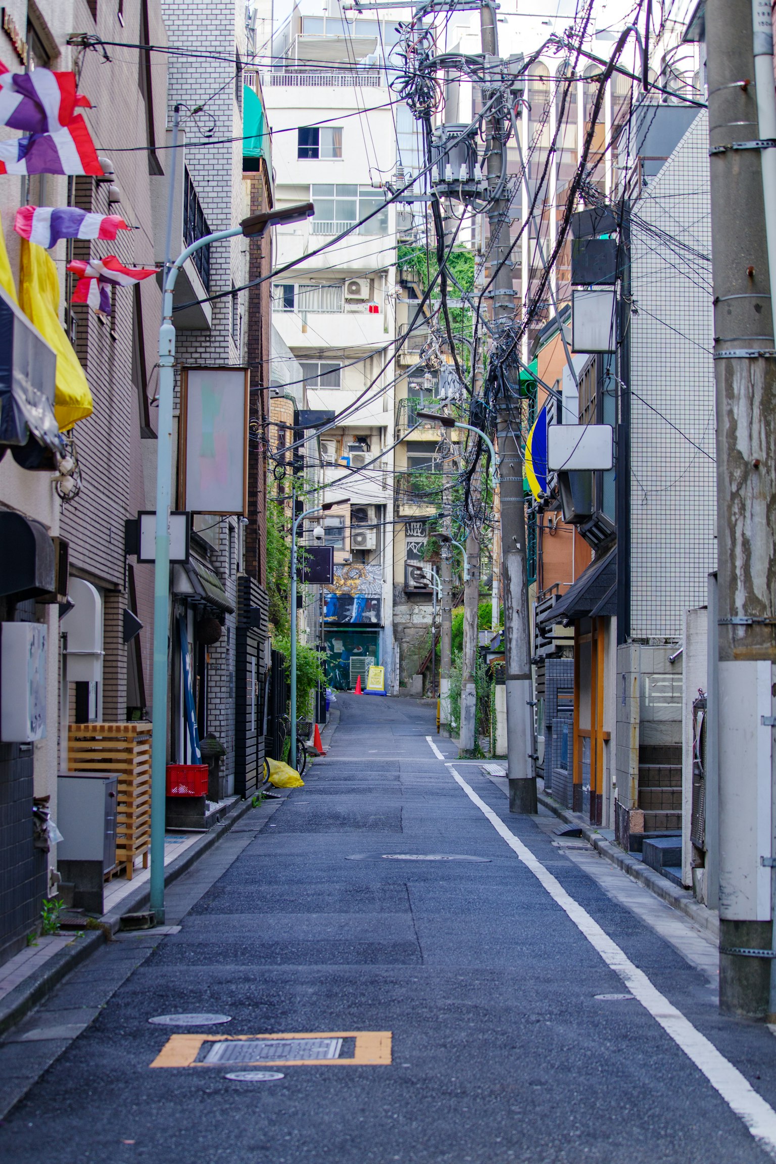 两侧有建筑和旗帜的狭窄街道