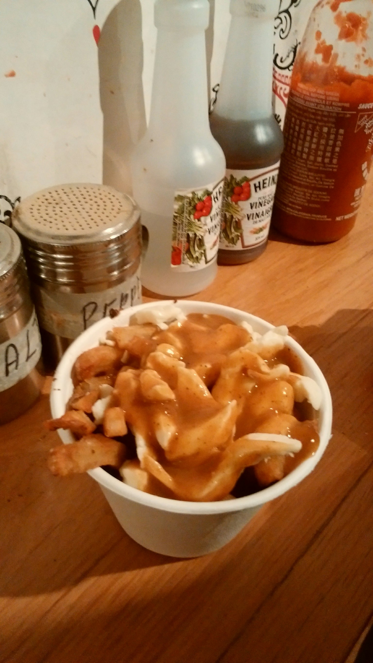 Tasse de frites garnie de sauce gravy