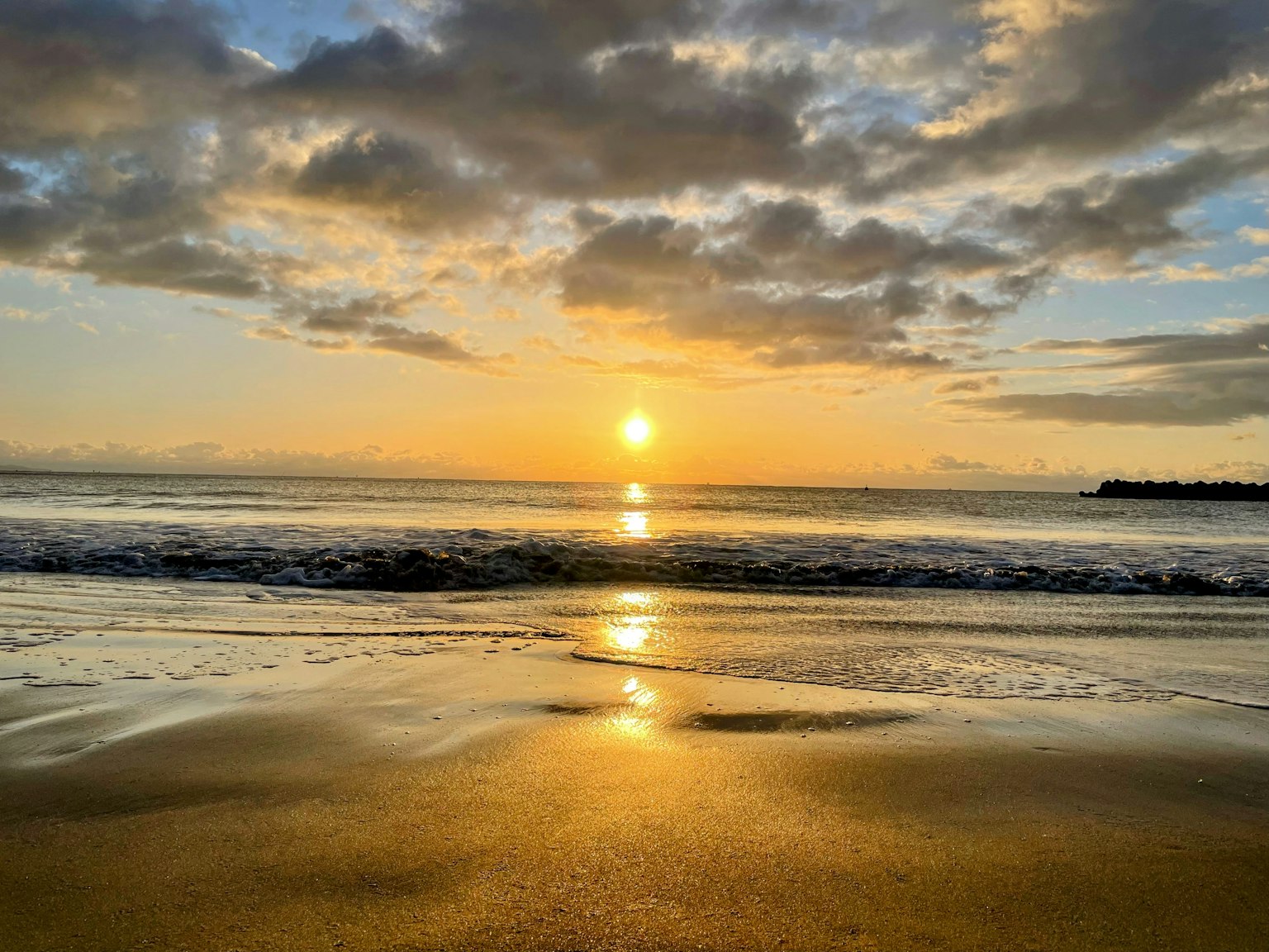 美丽的海滩景色，日落在海洋上