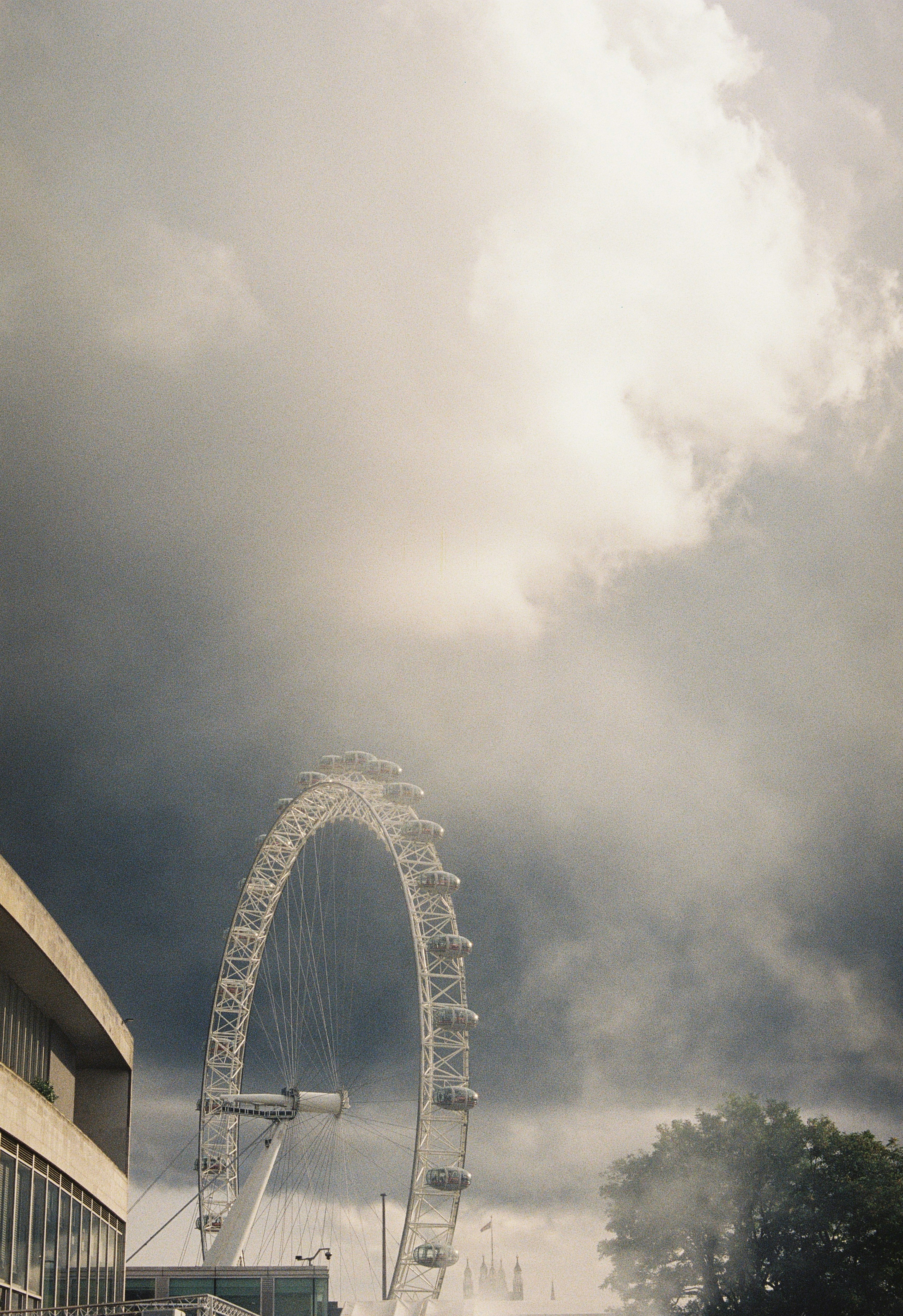 ロンドンの空にそびえる観覧車と雲