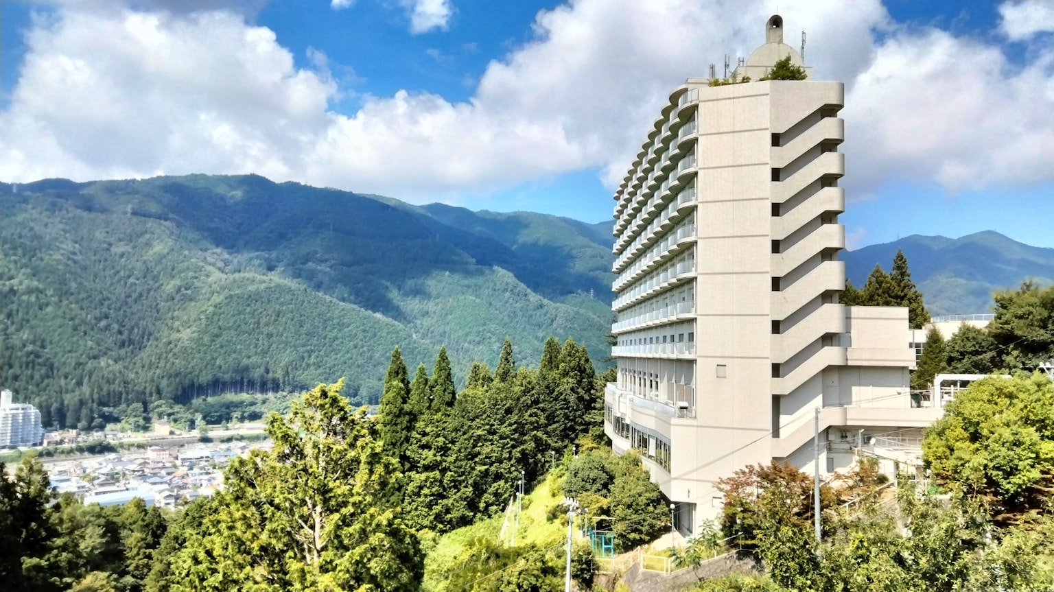 現代建築被山脈和藍天環繞