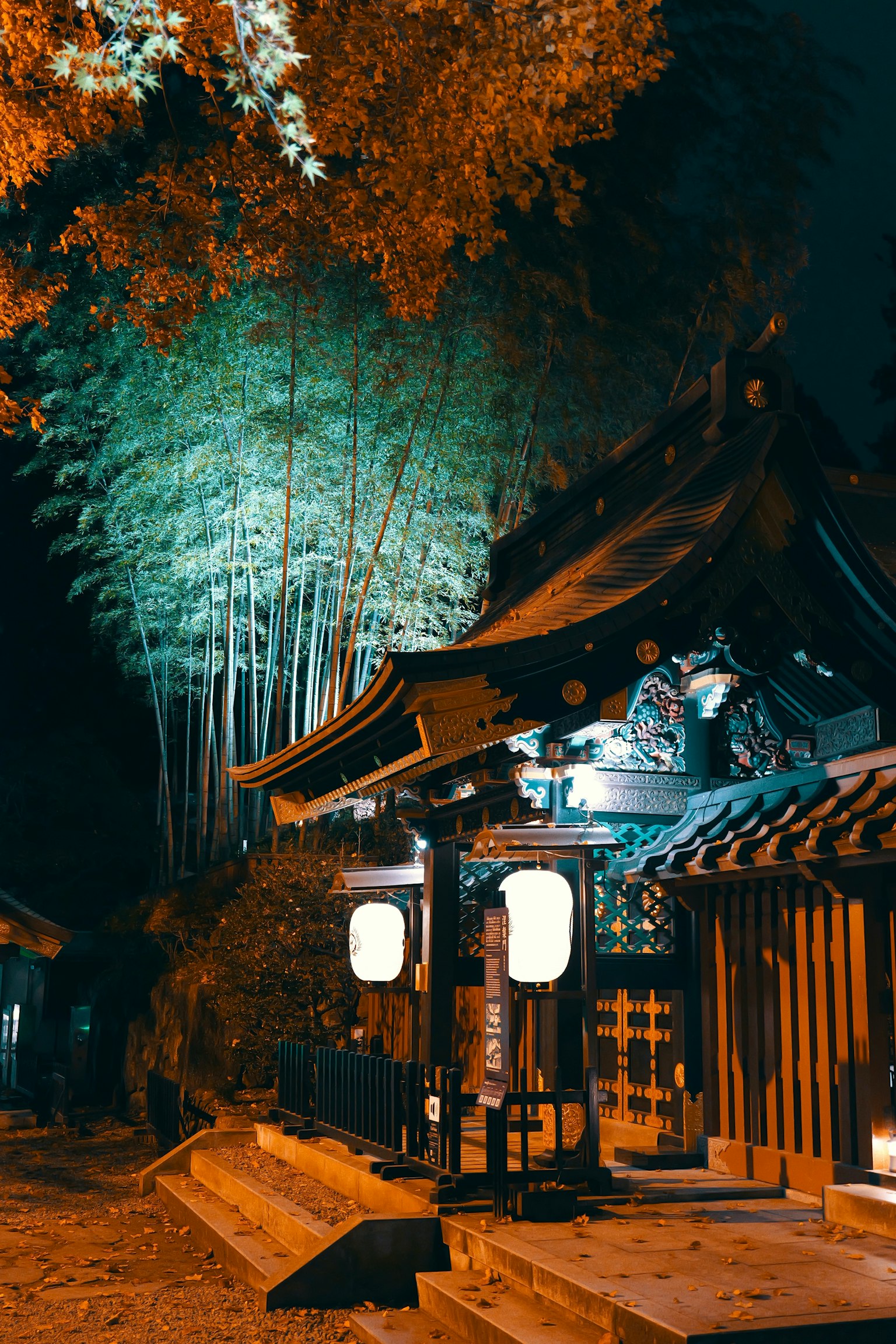 夜晚竹林背景下的傳統日本建築和燈籠