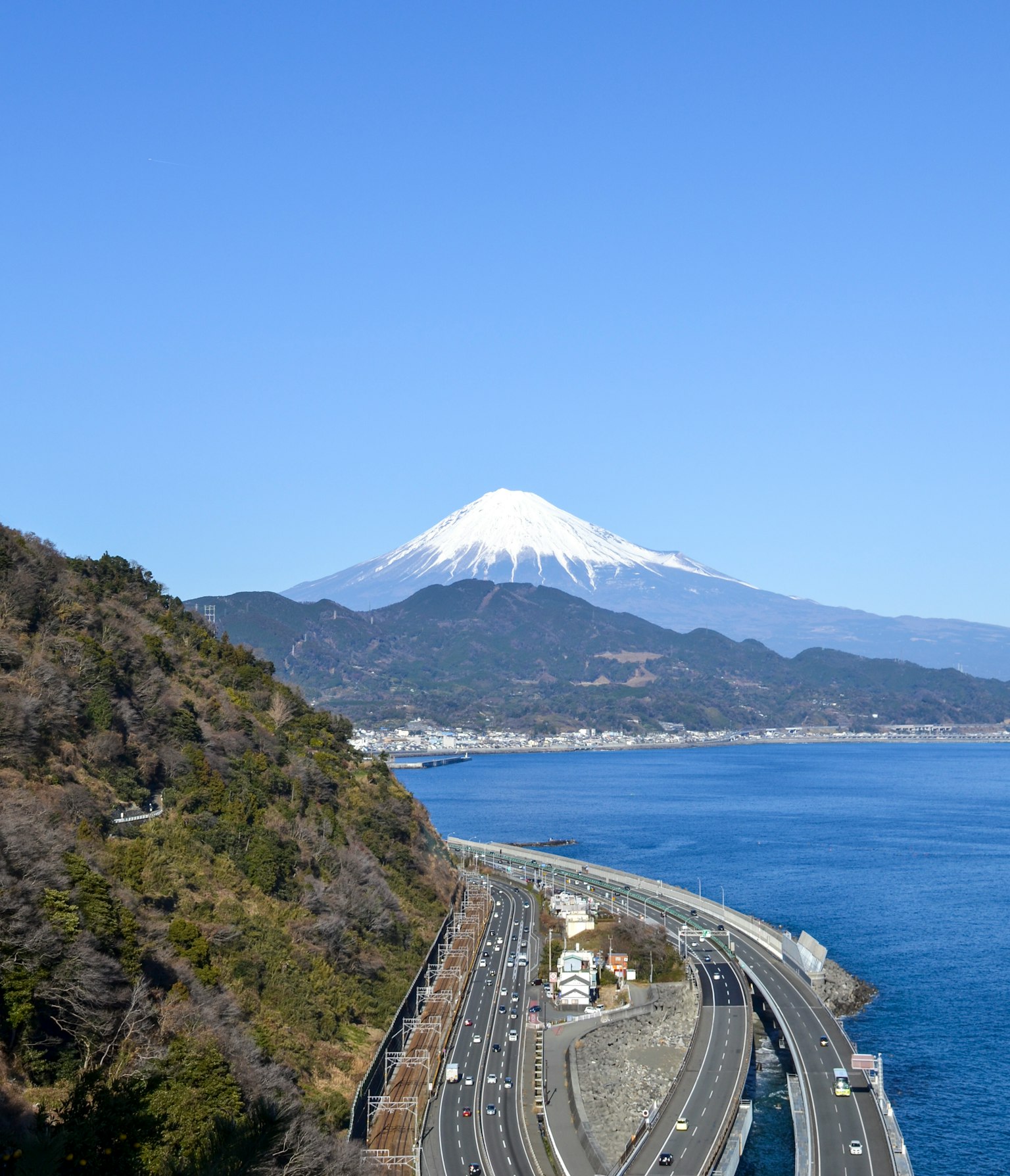 富士山在晴朗藍天下的海岸線美景
