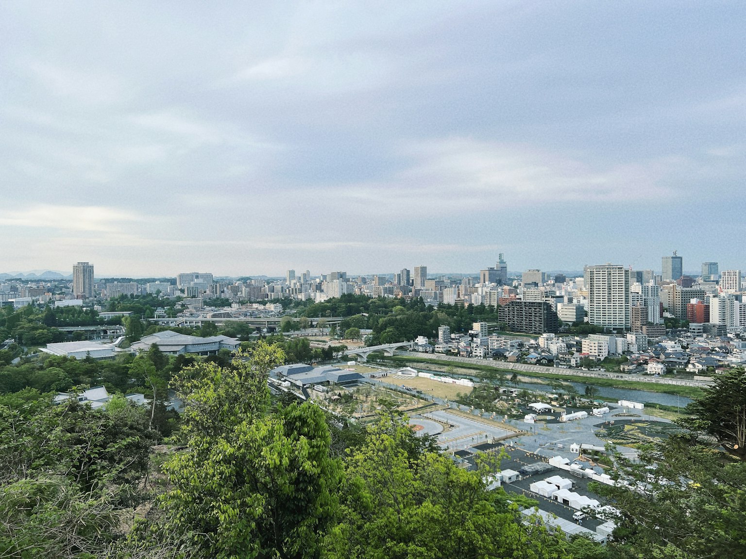 Pemandangan kota dengan perpaduan alam dari bukit hijau