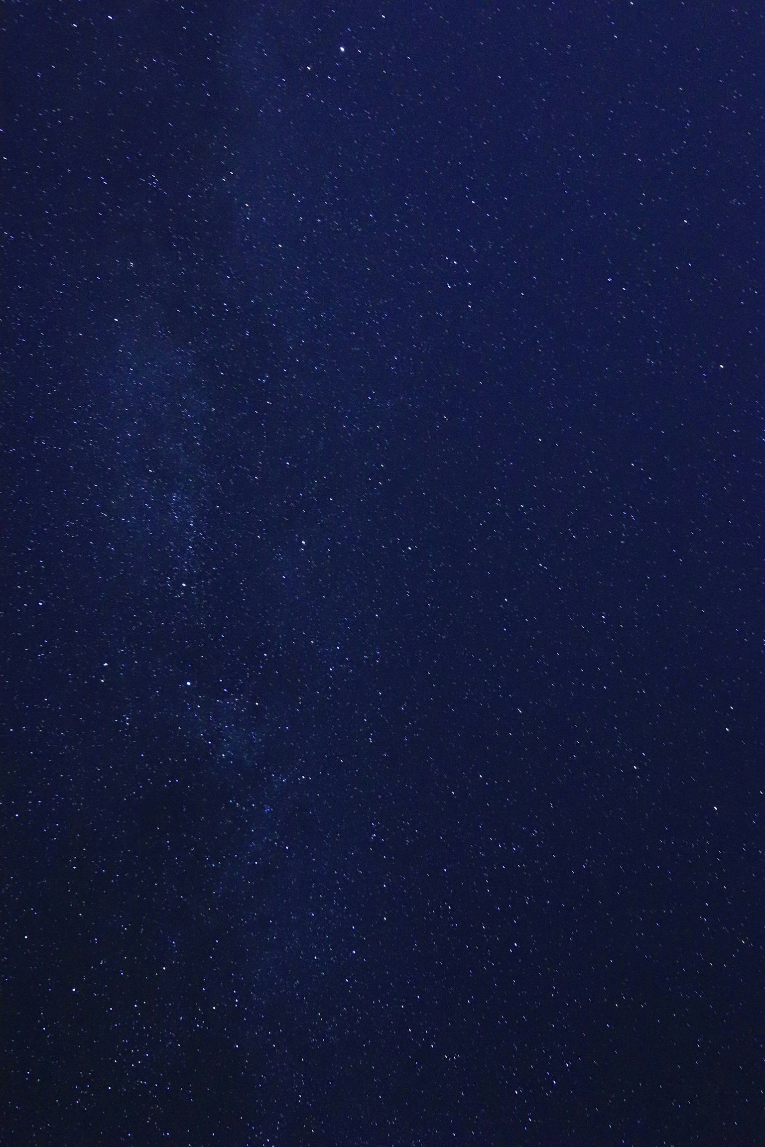 Latar belakang biru tua dengan bintang-bintang berkilau di langit malam