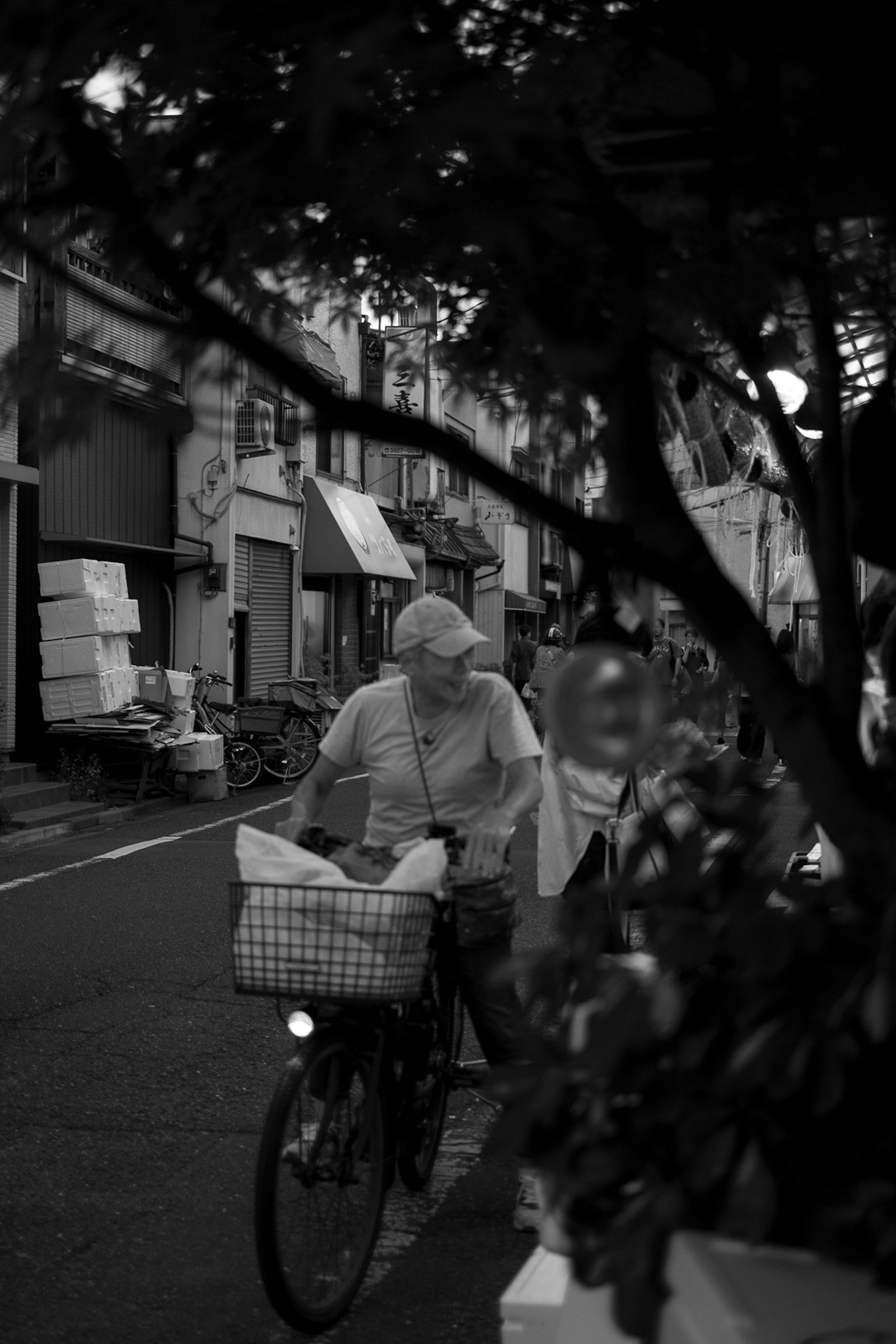 Persona anziana in bicicletta con sfondo urbano