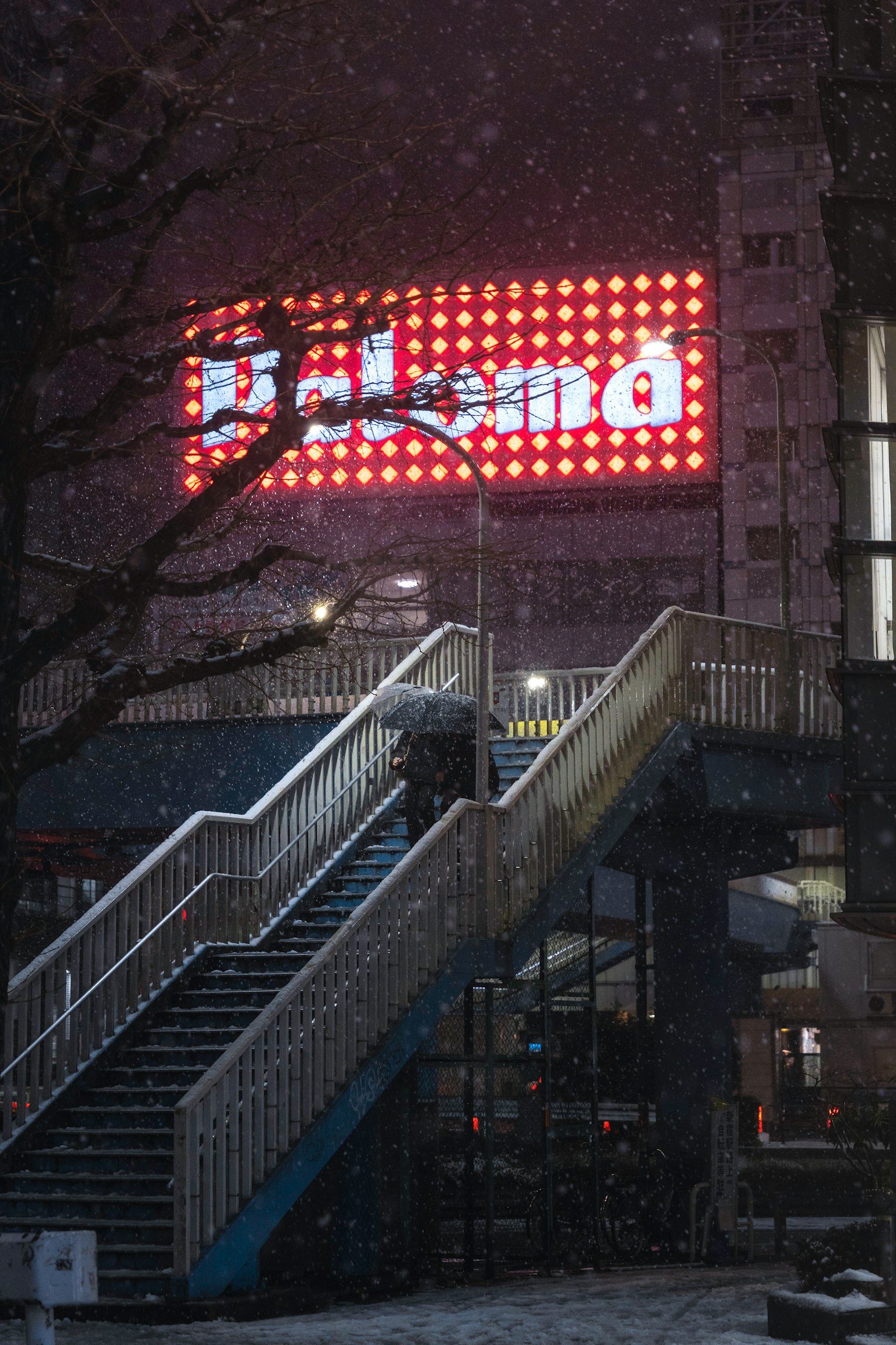 城市景觀，包含樓梯和明亮的招牌
