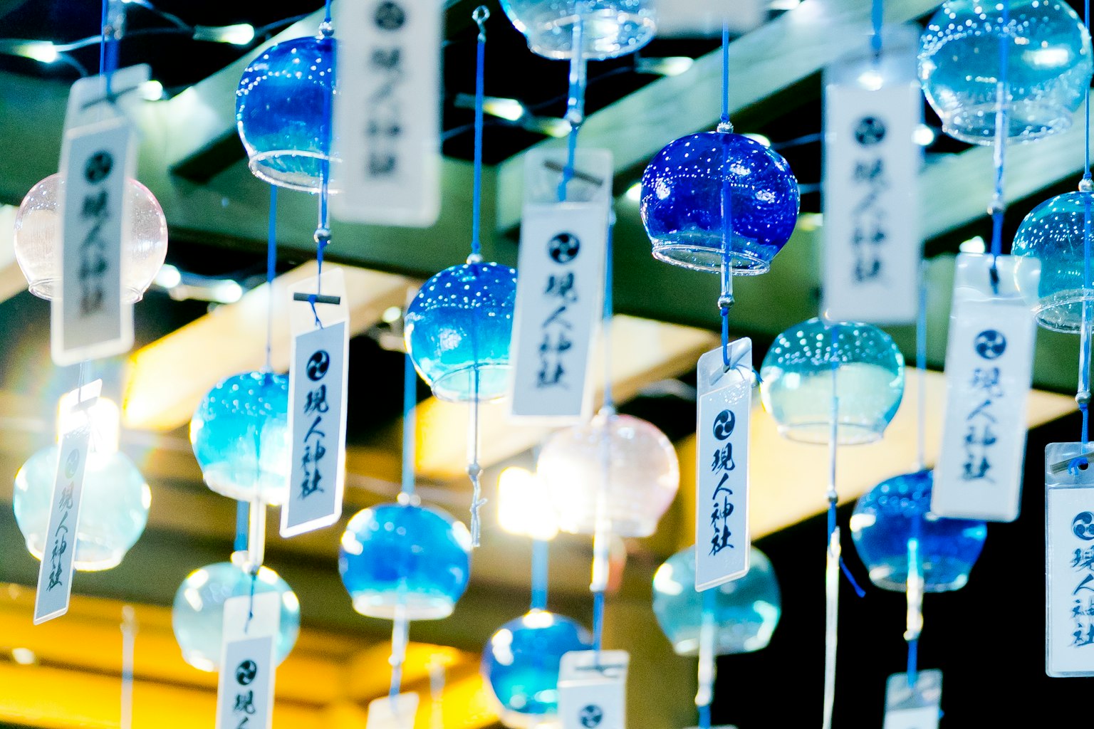 Chuông gió nhiều màu sắc treo trong một không gian trang trí