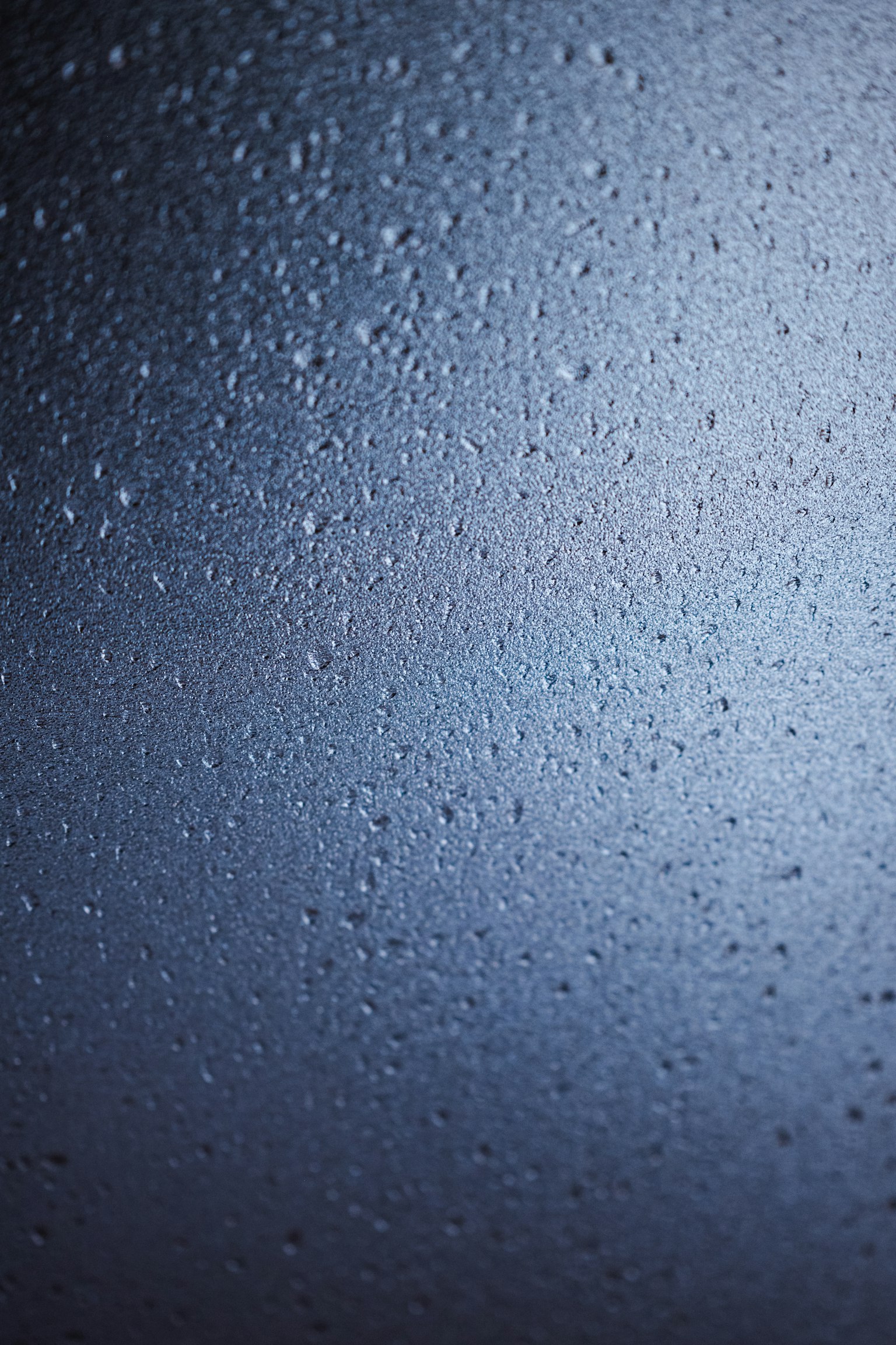 Blauer Glas-Hintergrund mit Wassertropfen