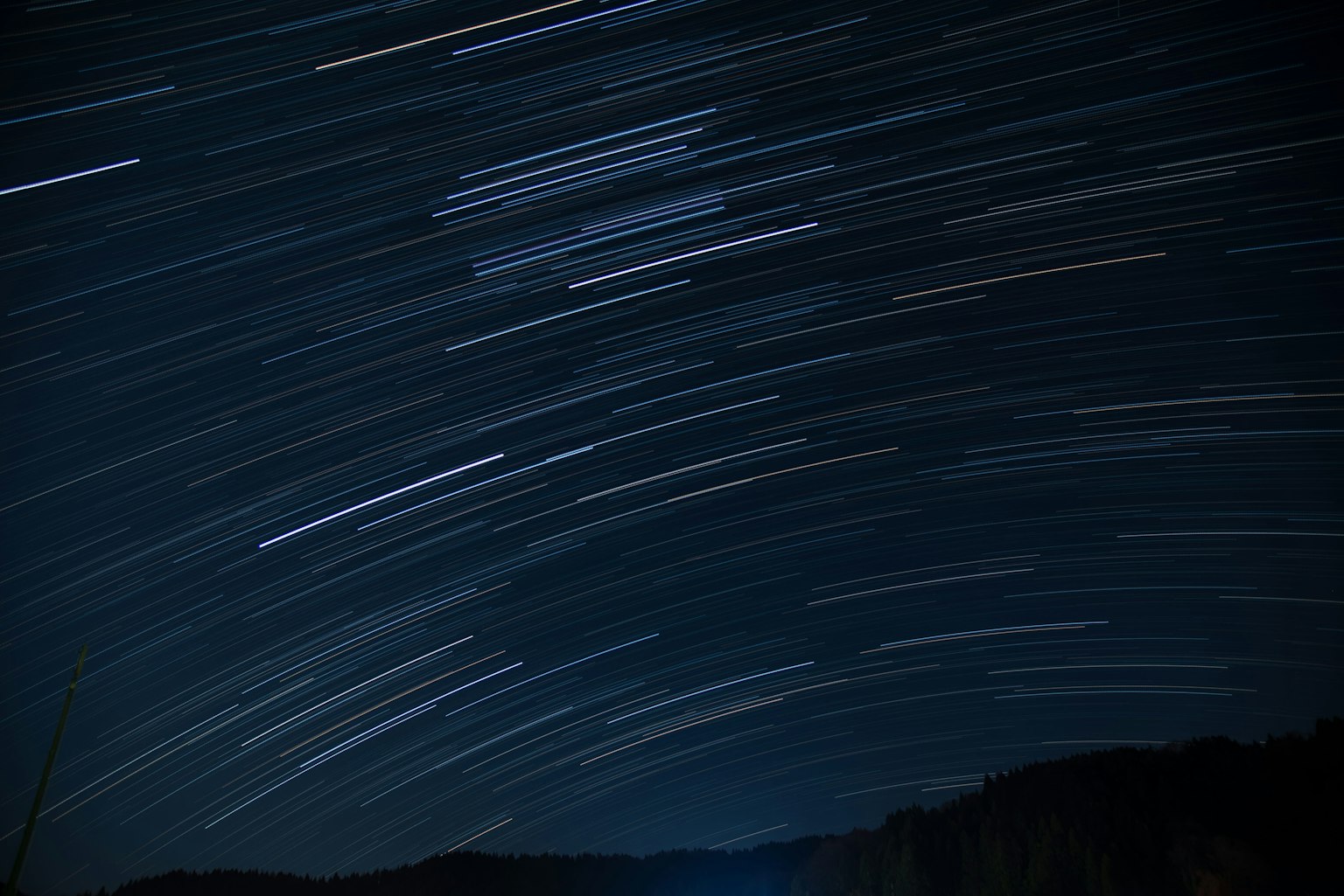 Foto a lunga esposizione di un cielo notturno con scie stellari