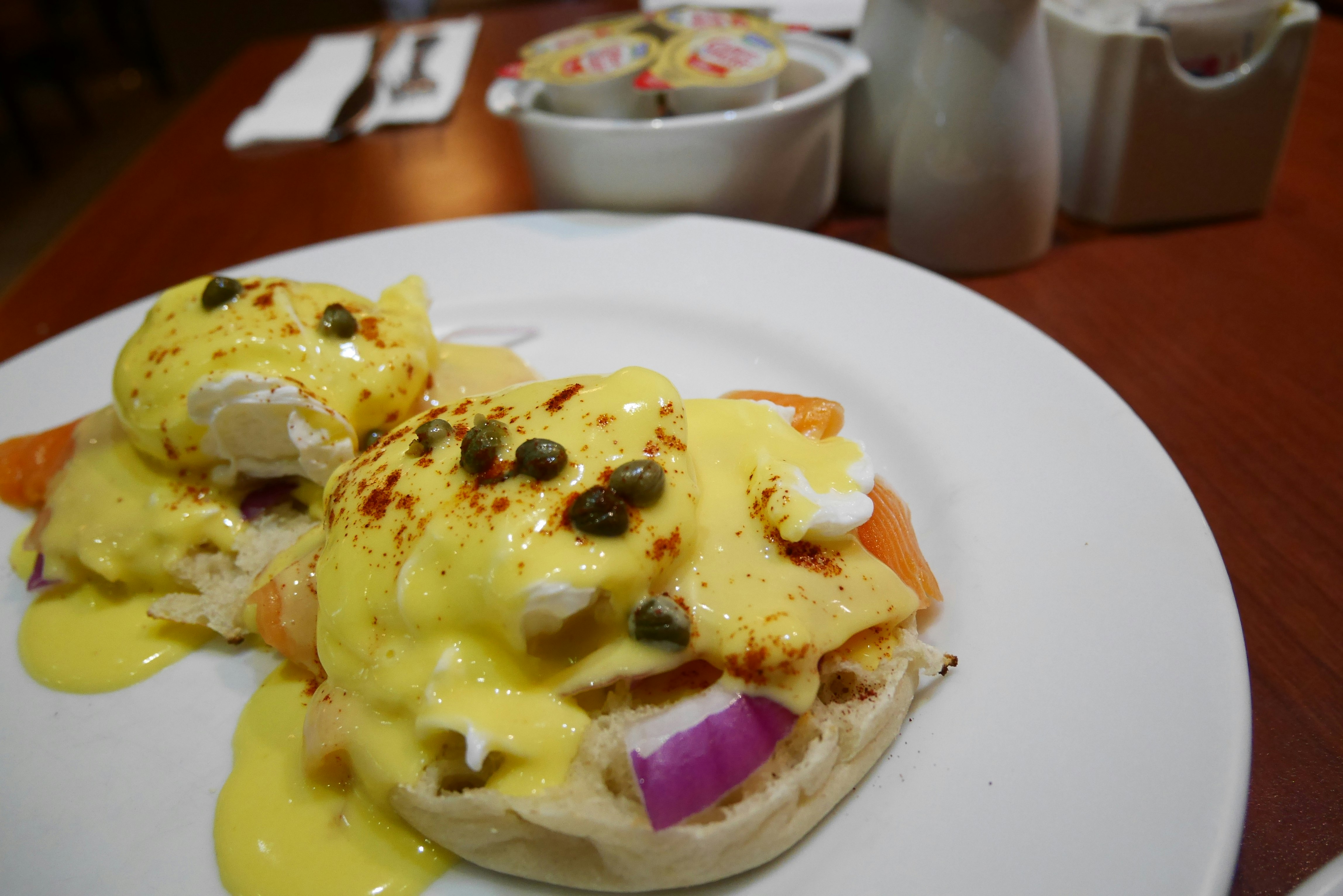 Trứng Benedict trên đĩa bữa sáng với sốt hollandaise