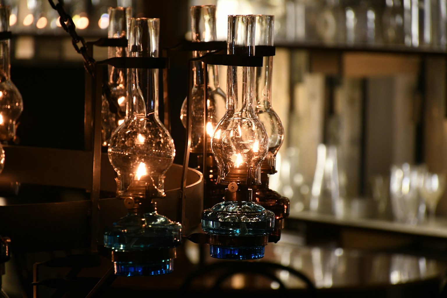 Una scena con lampade antiche accese