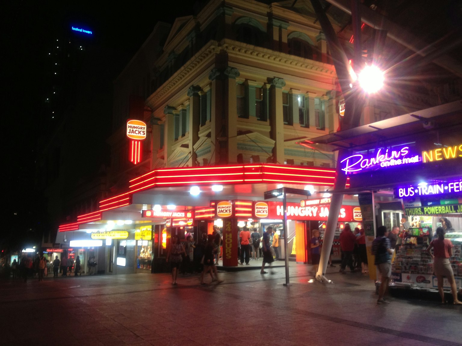 Retro-Gebäude mit hellen Neonzeichen bei Nacht