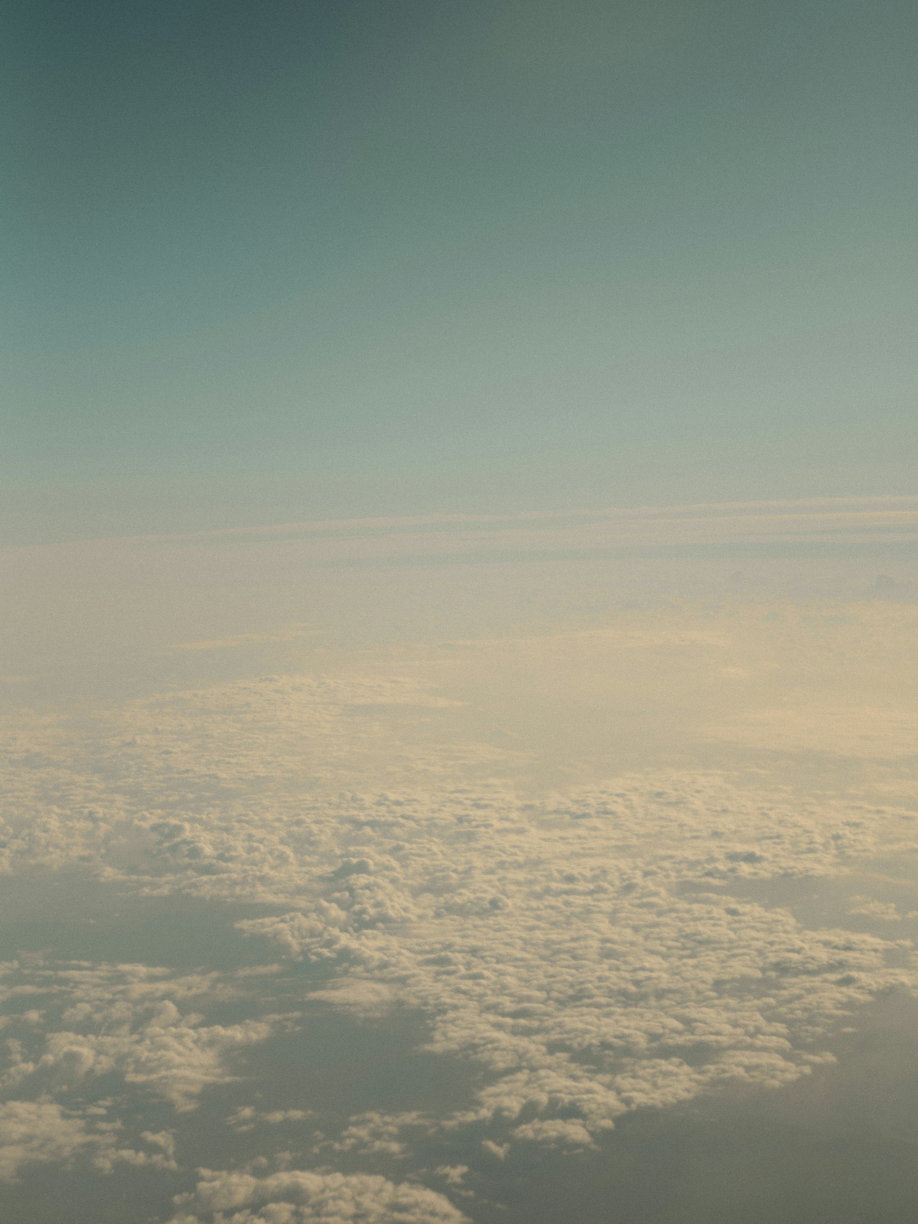 雲海の上に広がる空の眺め