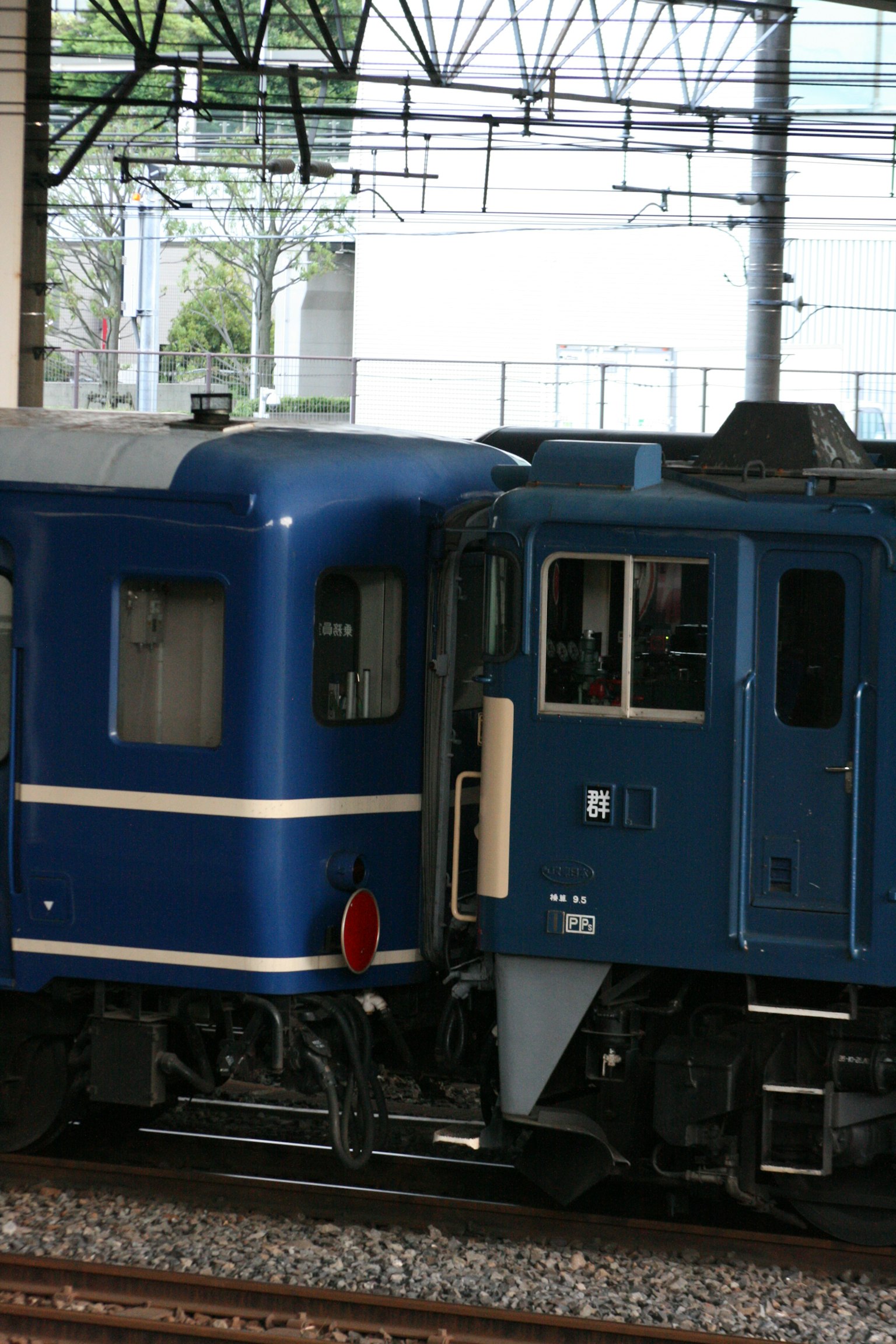 Kendaraan kereta biru yang terhubung di stasiun