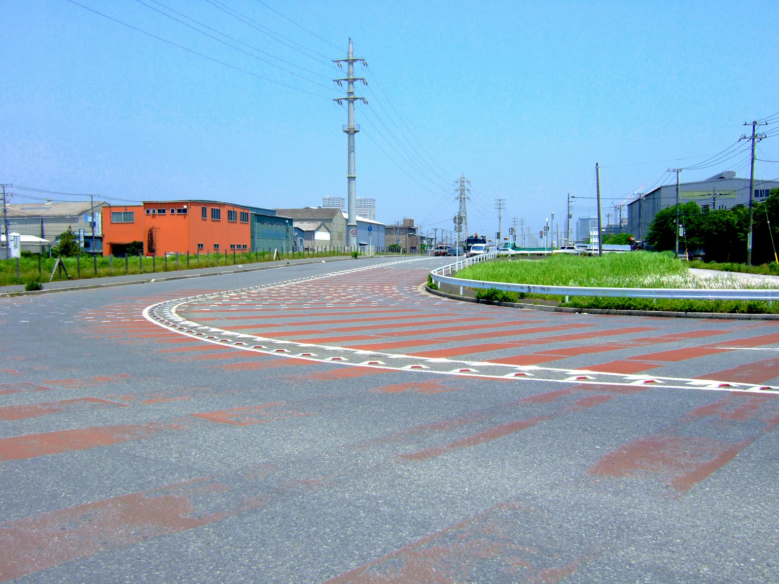 蓝天下的弯曲道路和绿地