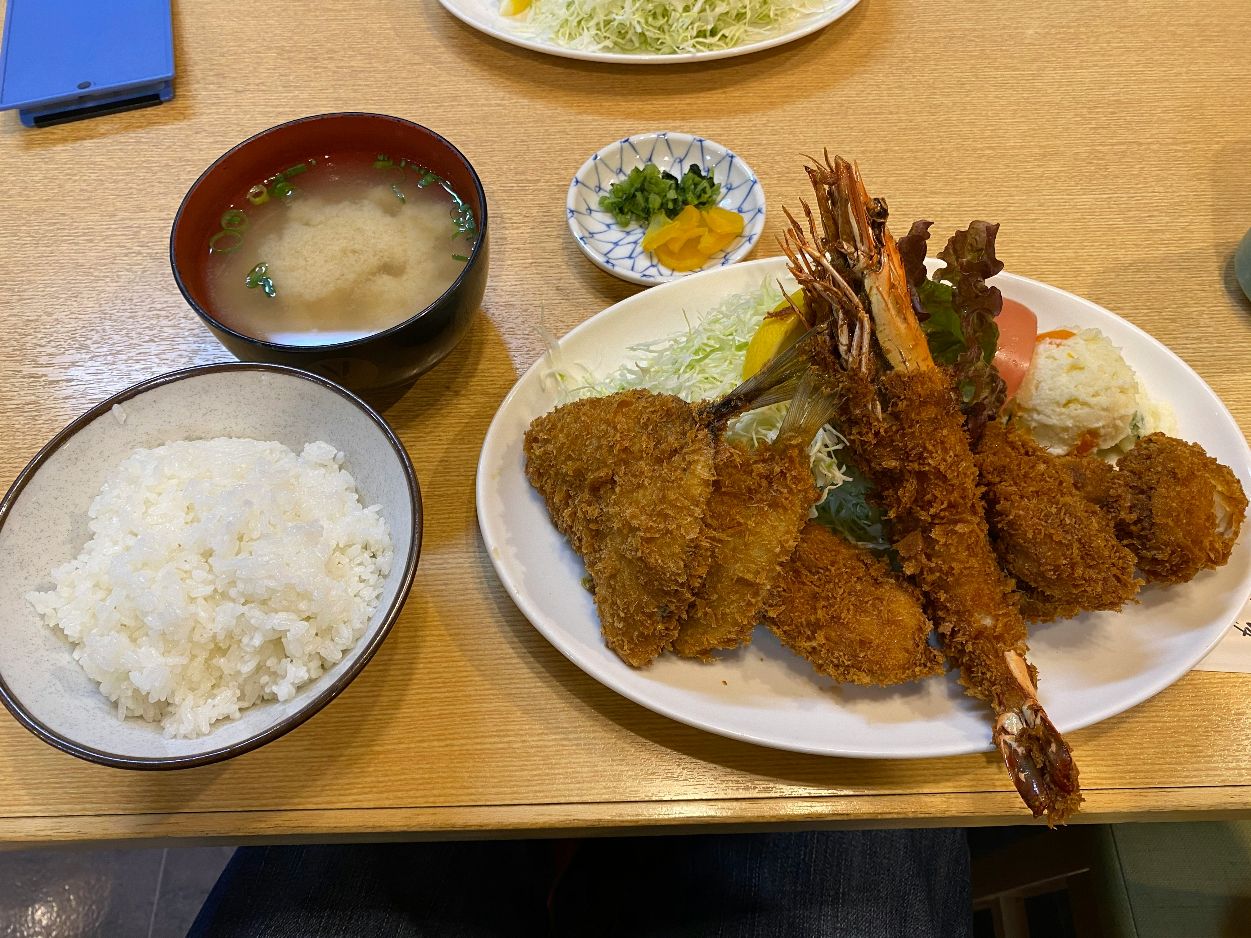 日式定食：炸物、带骨肉、味噌汤和米饭