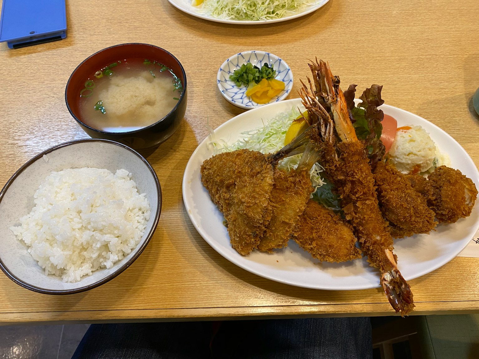 Piring seafood dan daging goreng campuran dengan nasi