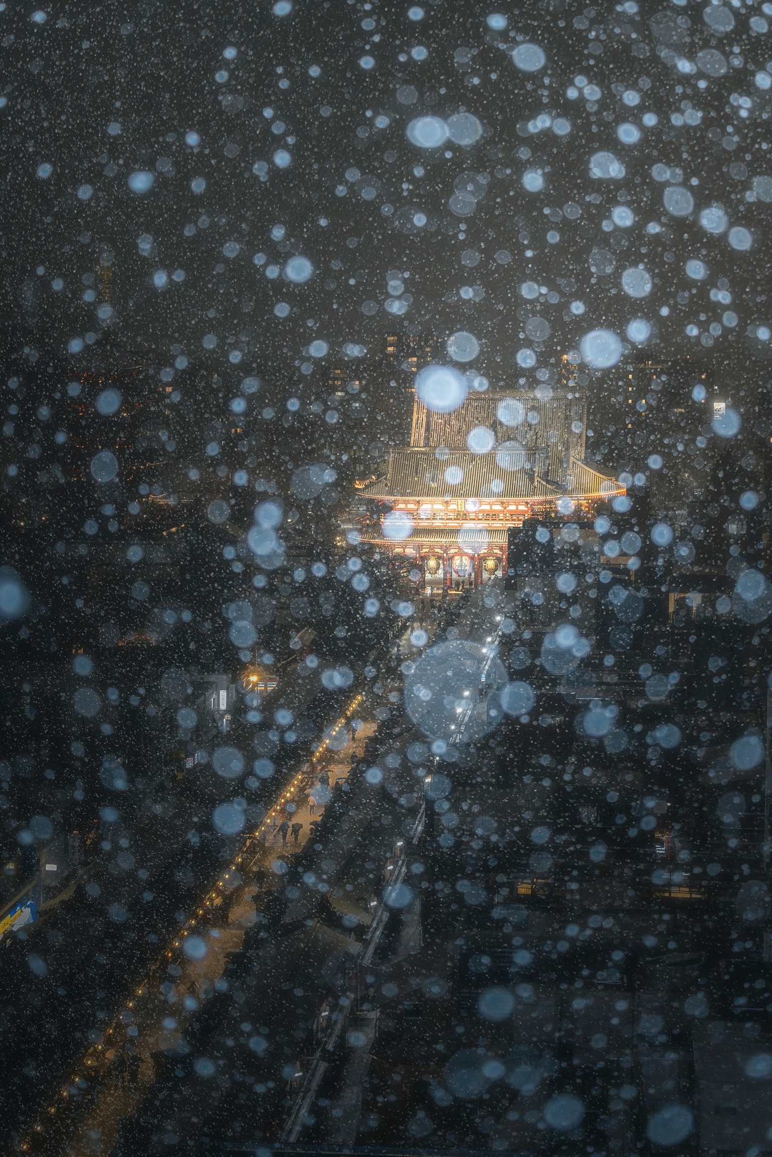 Paisaje urbano borroso con gotas de lluvia y luces brillantes