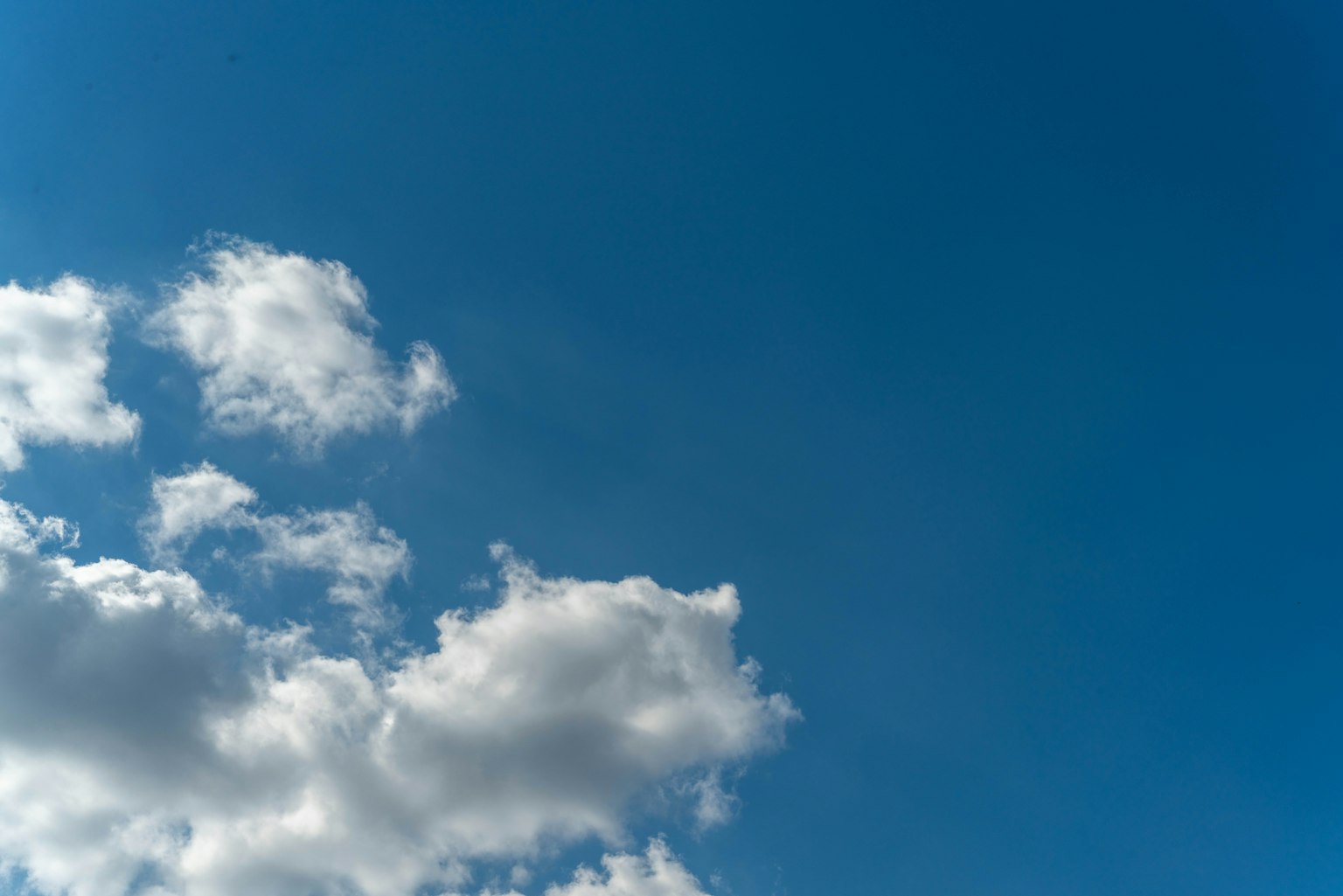 Cielo blu brillante con nuvole bianche soffici