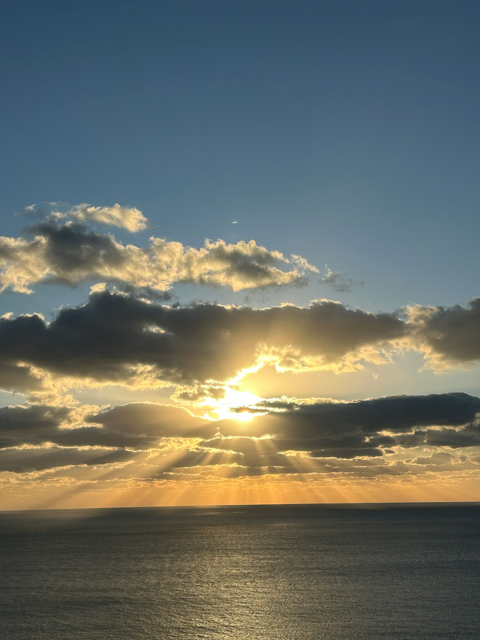 Schöne Aussicht auf die Sonne, die über dem Ozean aufgeht mit Wolken