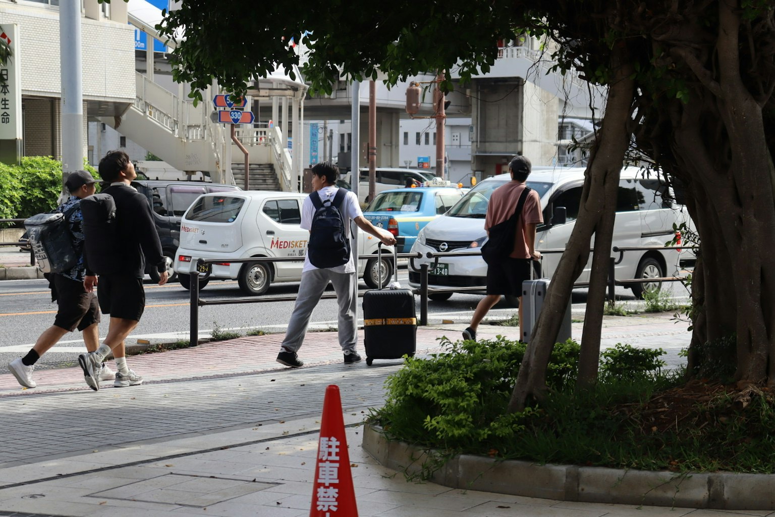 Persone che camminano con bagagli in un contesto urbano