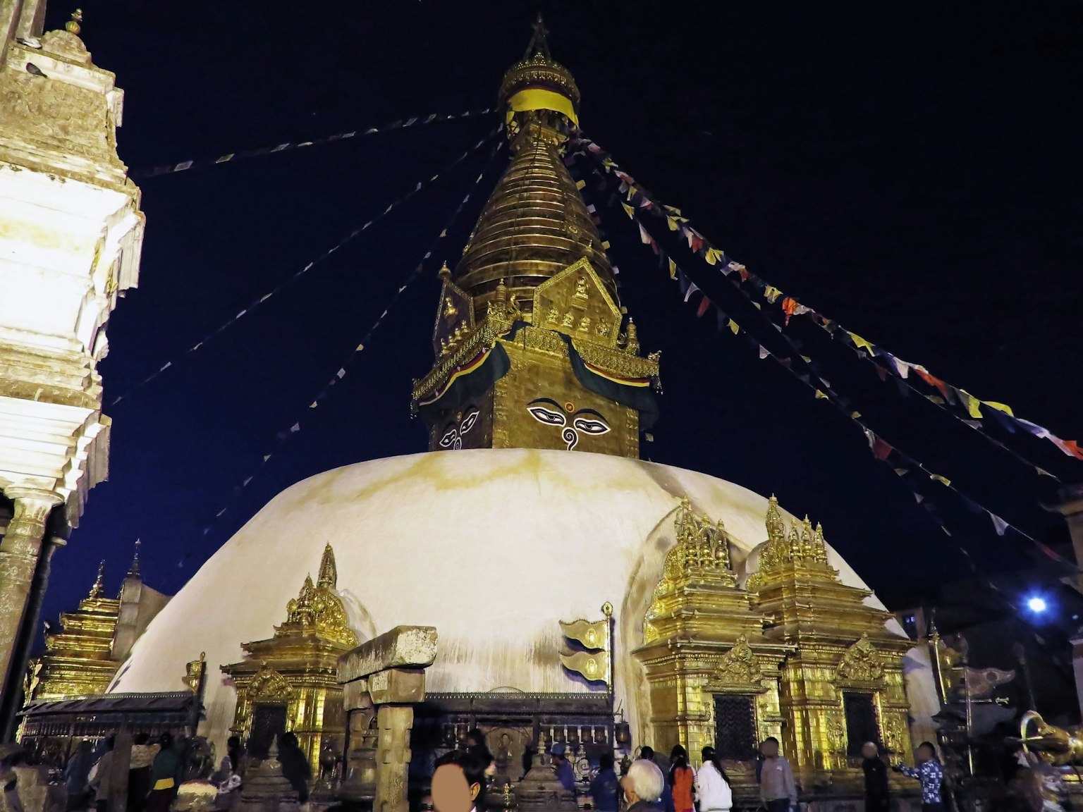 Stupa de Swayambhunath la nuit avec l'architecture environnante