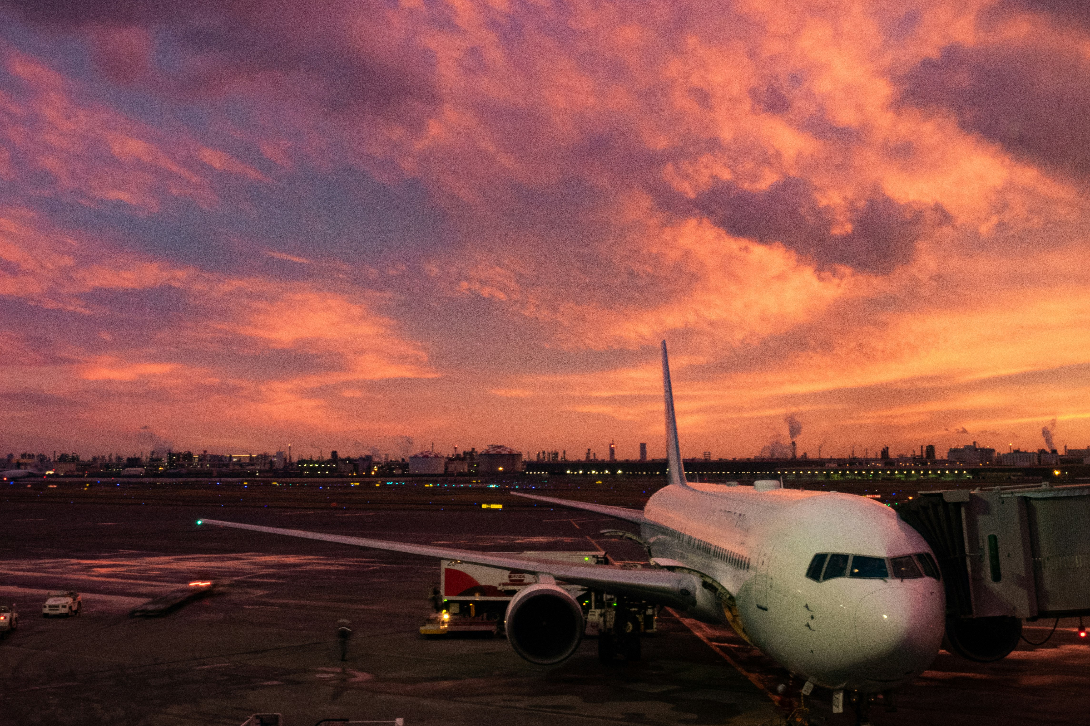 夕空の下で飛行機が駐機する空港の滑走路