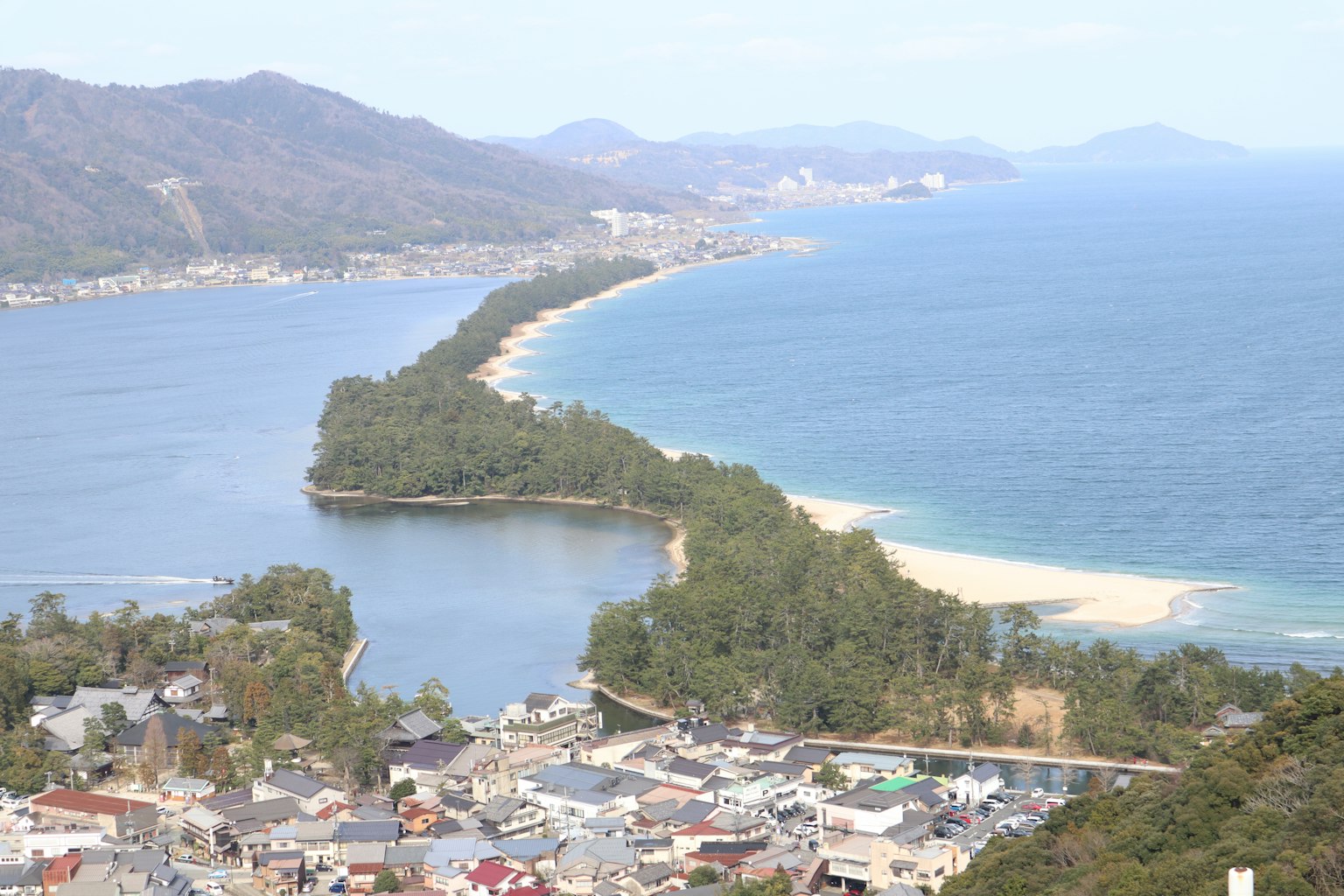 Pemandangan pantai dengan pulau-pulau subur dan garis pantai yang berkelok