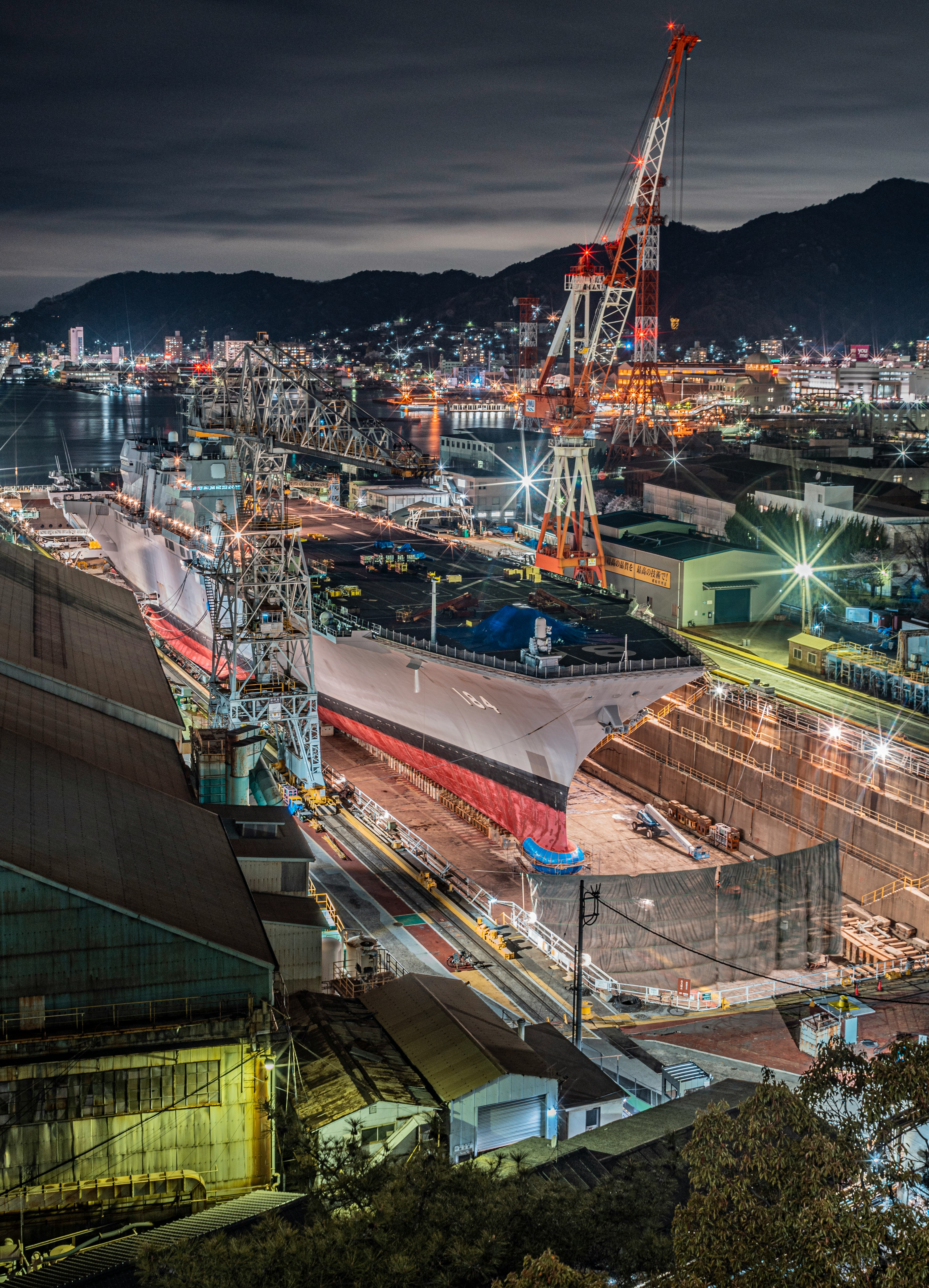 夜晚的港口起重機與集裝箱堆場景象