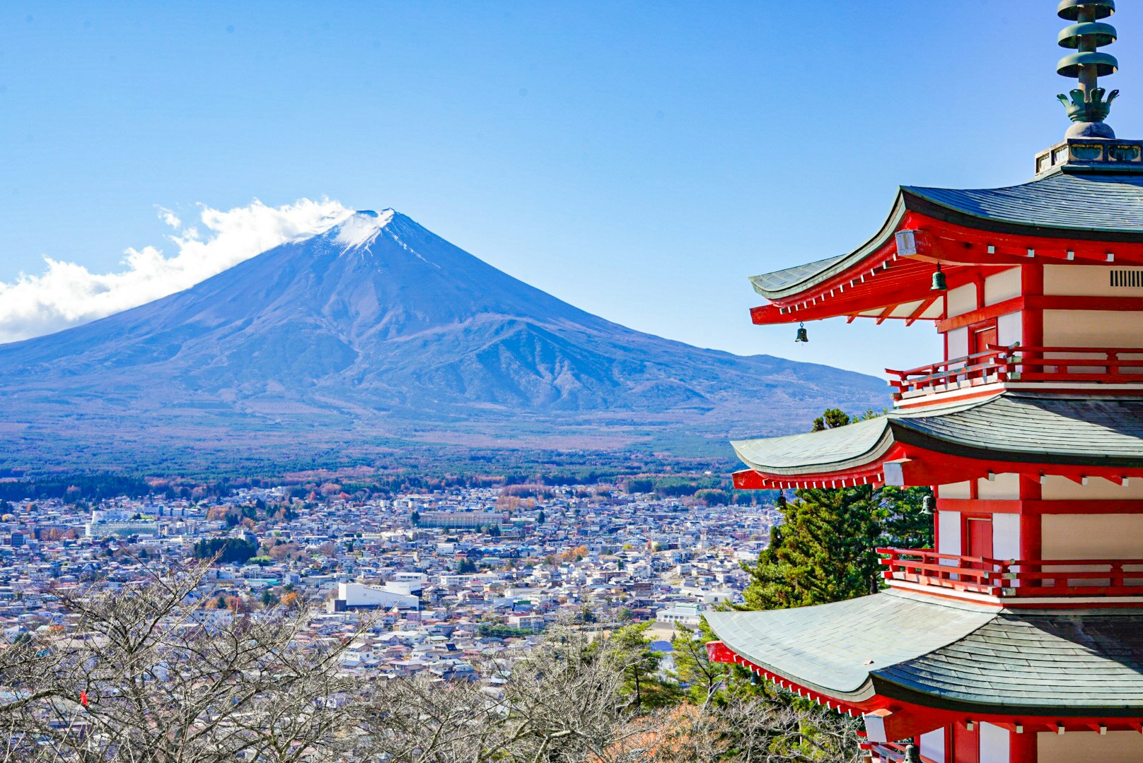 富士山を望む赤い寺院の屋根と街並み