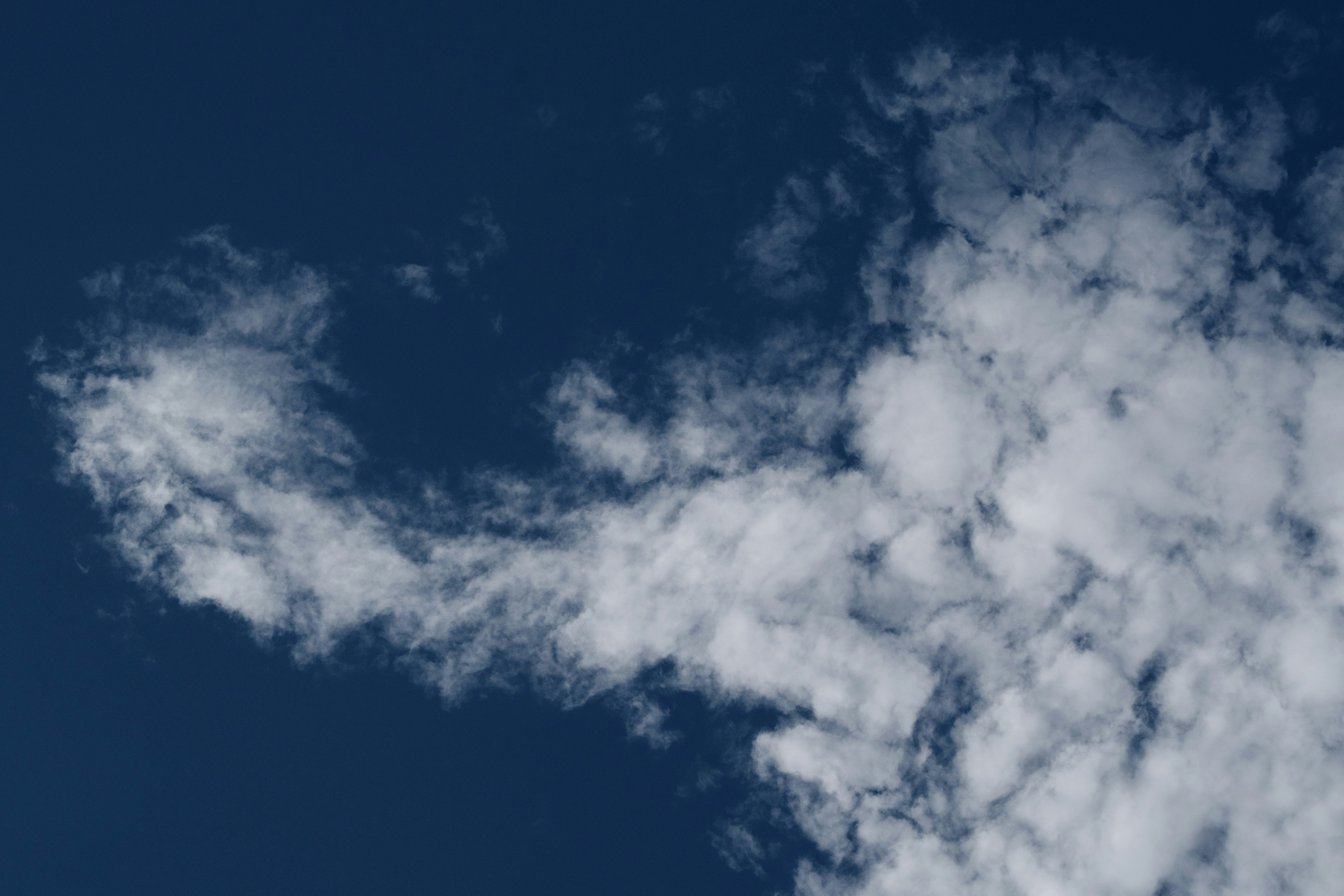 青空に広がる雲のある空