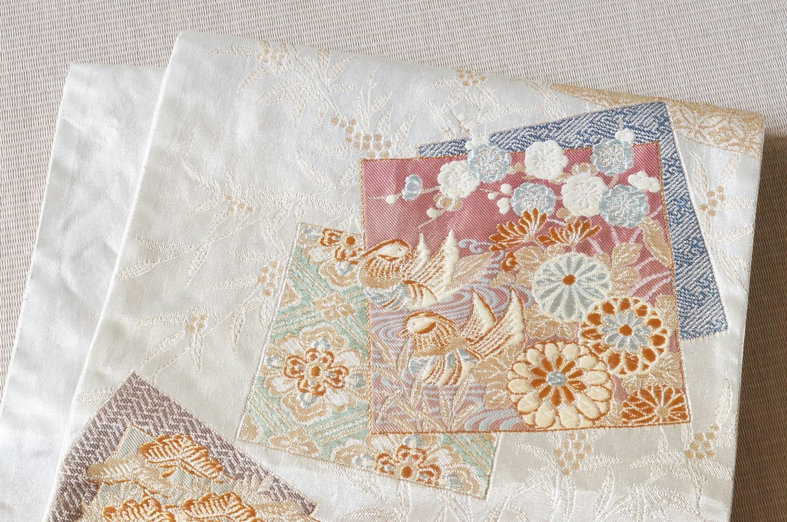 Vải patchwork đẹp với thêu tinh tế trong màu sắc nhẹ nhàng