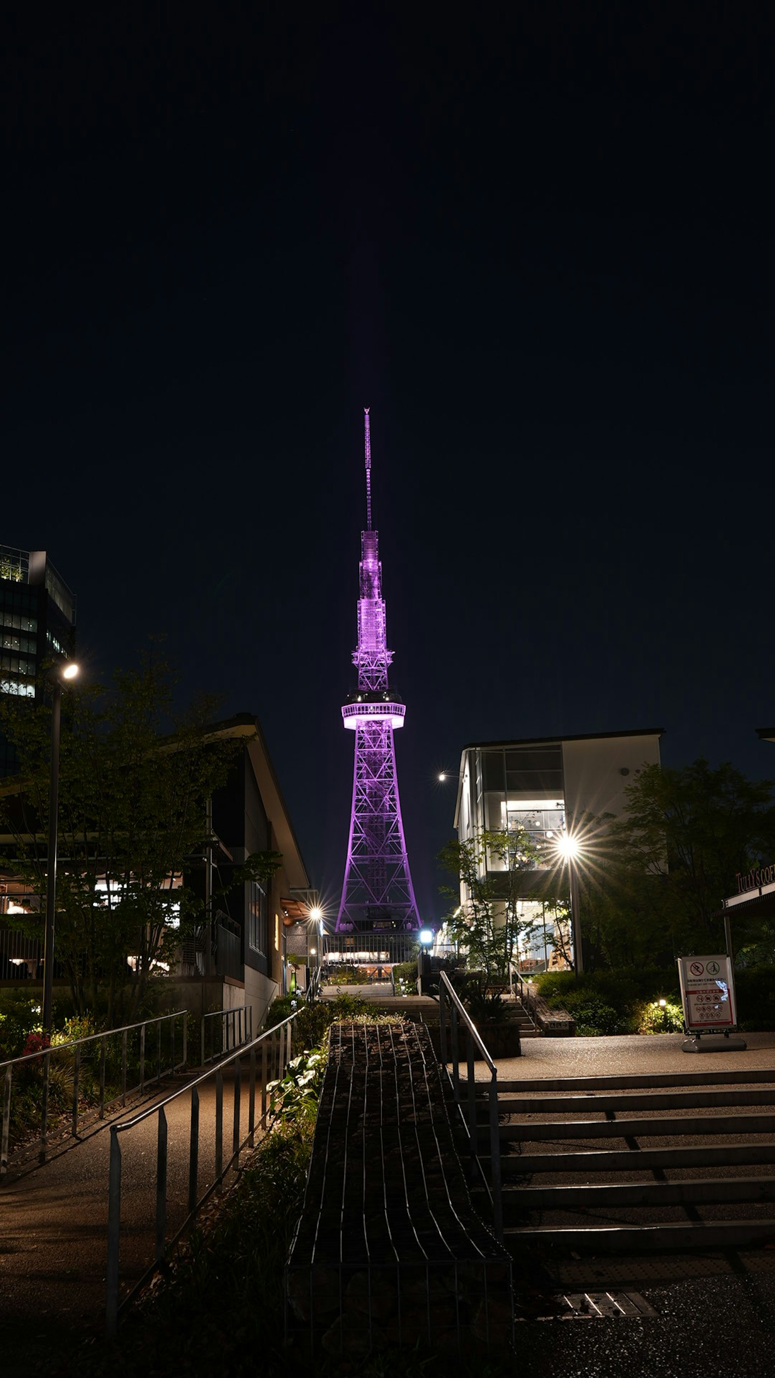 Tokyo Skytree in lila bei Nacht beleuchtet