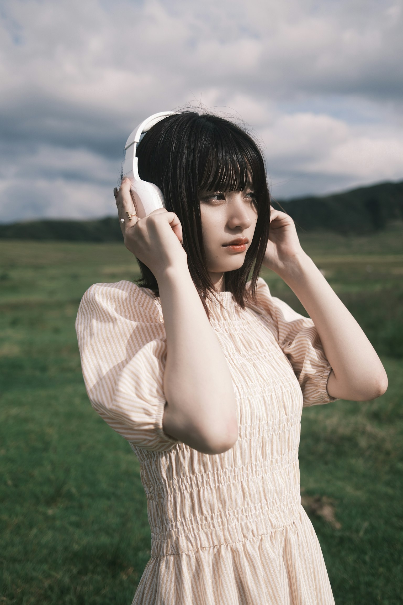 女性がヘッドフォンをつけている風景の中でのポートレート